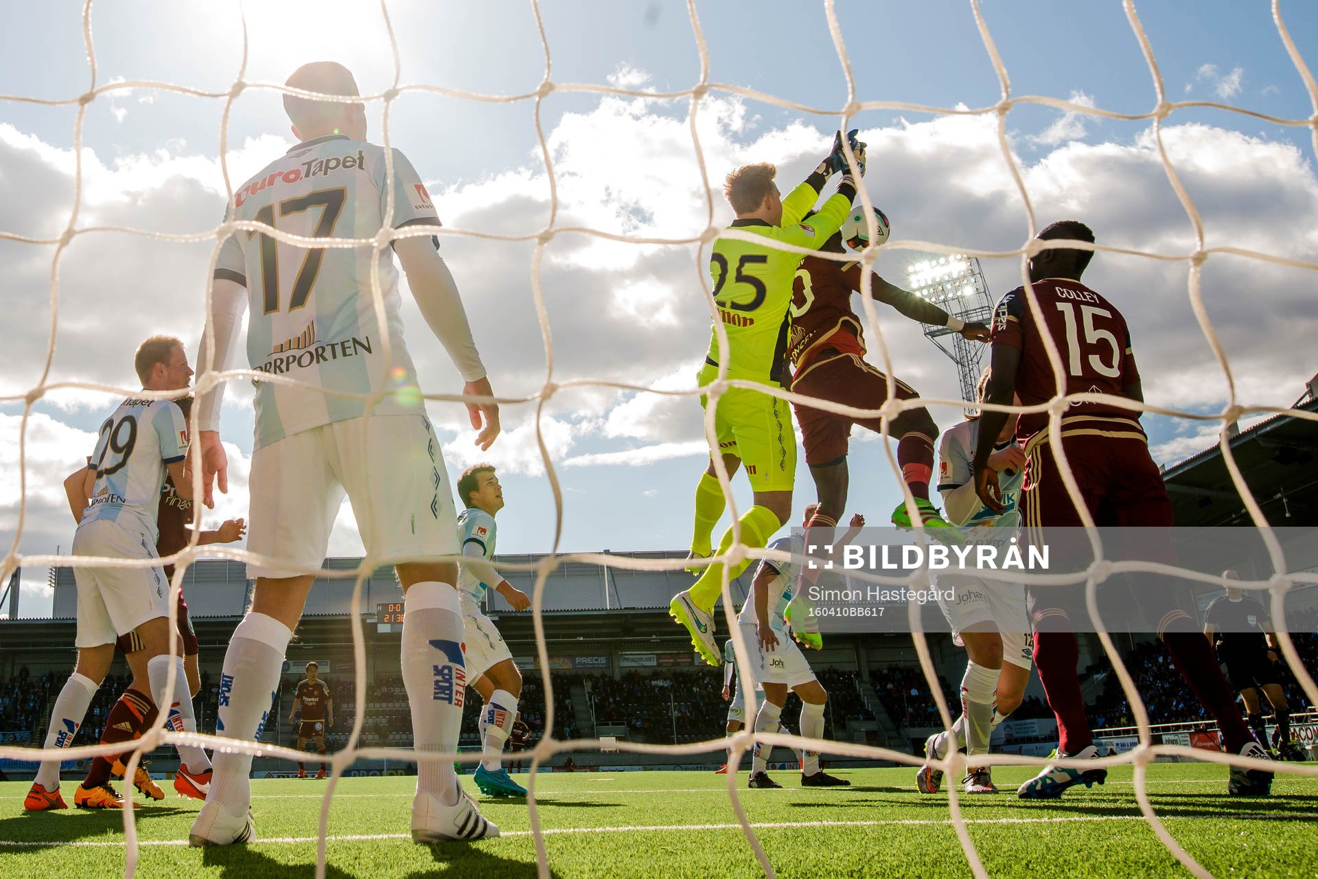 Gefles målvakt Andreas Andersson i en luftduell med Djurgårdens Sam Johnson under fotbollsmatchen i Allsvenskan mellan Gefle och Djurgården den 10 April 2016 i Gävle.