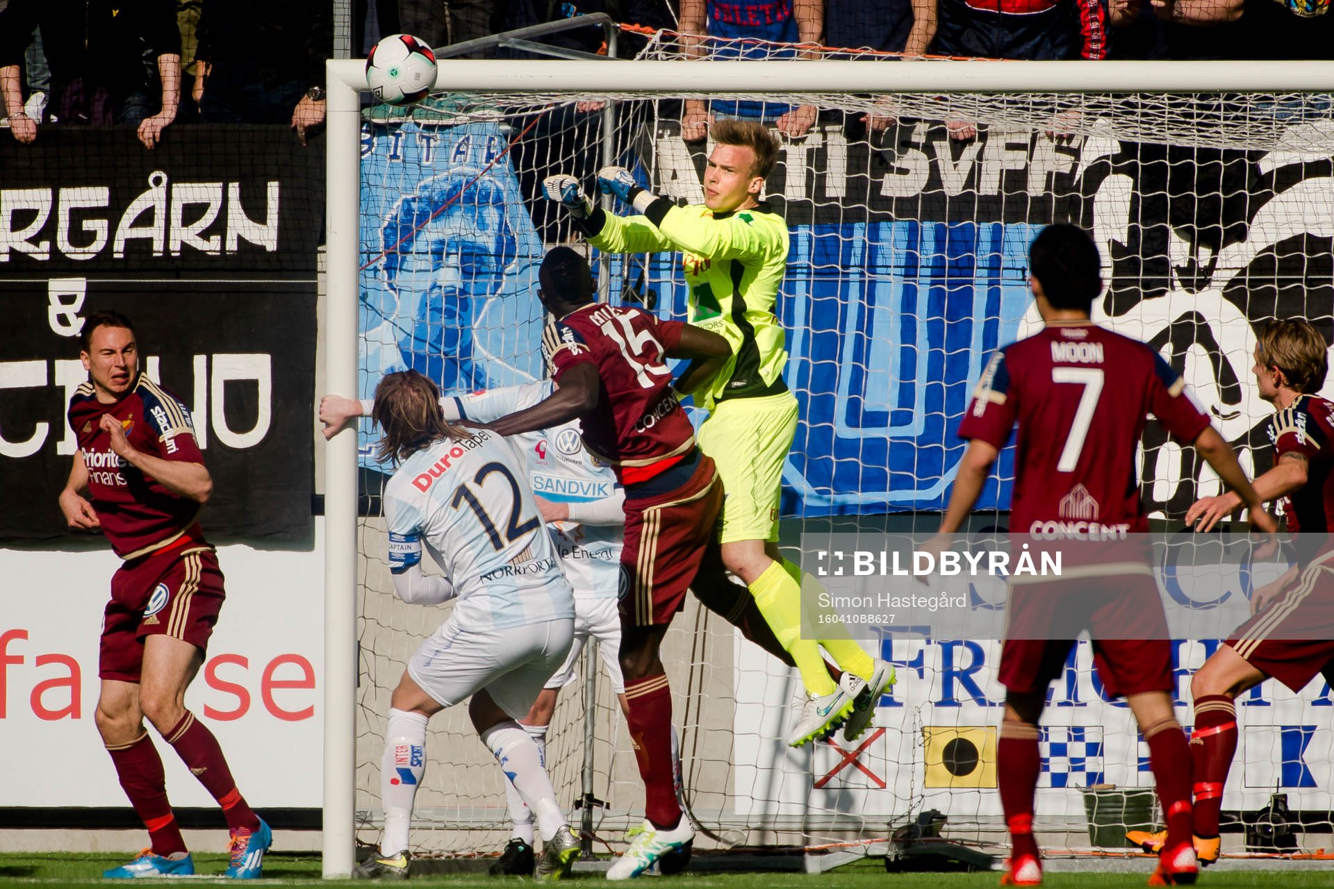 Gefles målvakt Andreas Andersson räddar skott under fotbollsmatchen i Allsvenskan mellan Gefle och Djurgården den 10 April 2016 i Gävle.
