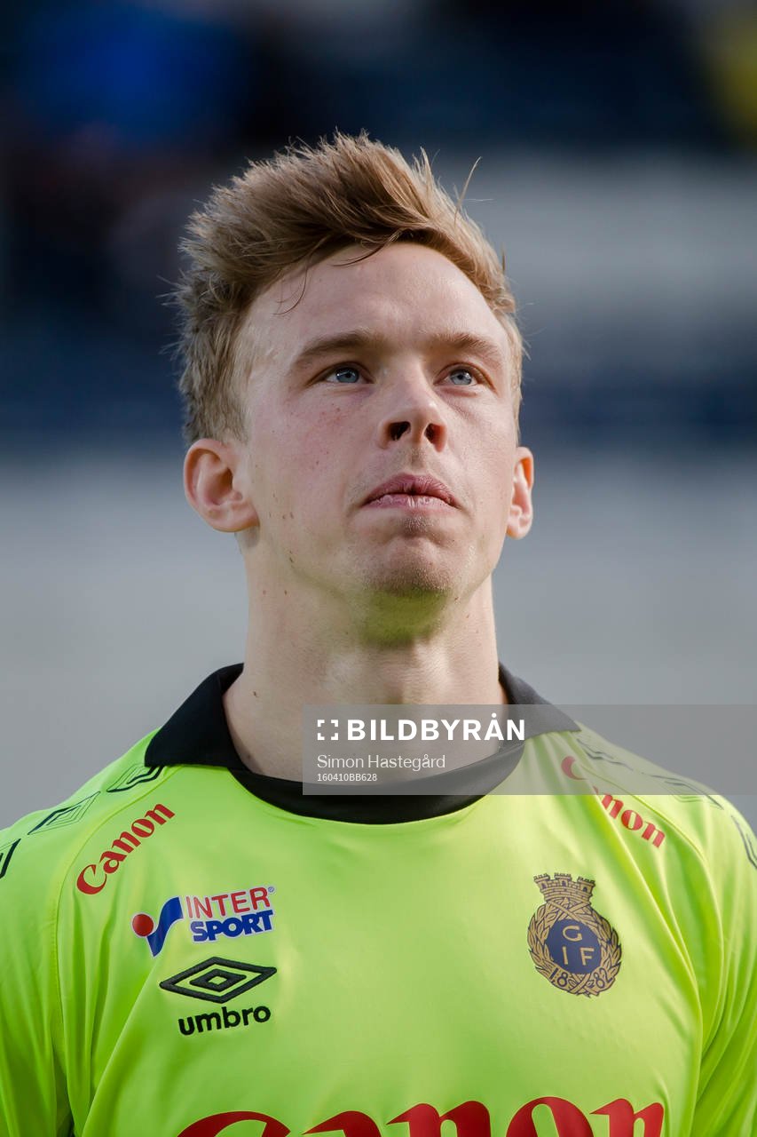 Gefles målvakt Andreas Andersson under fotbollsmatchen i Allsvenskan mellan Gefle och Djurgården den 10 April 2016 i Gävle.
