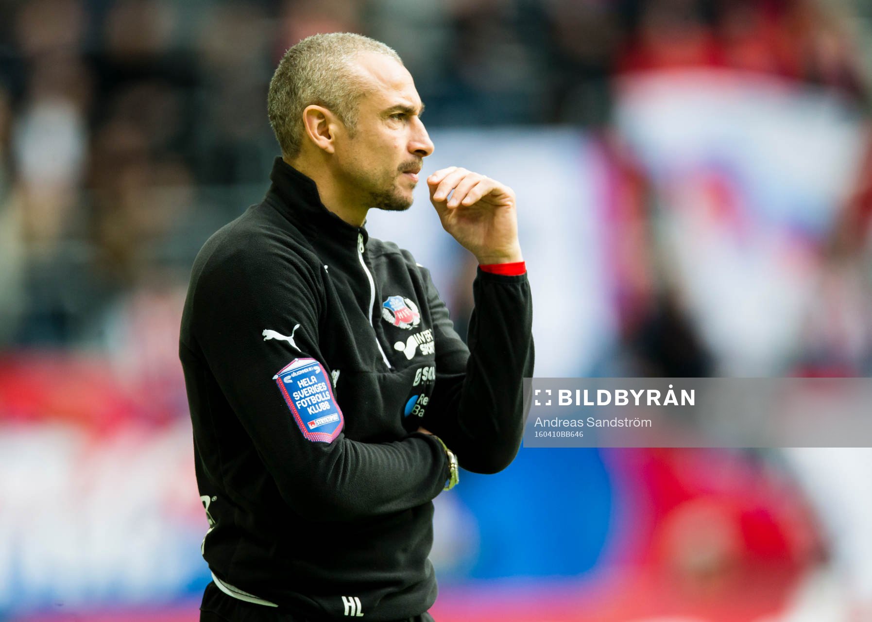 Helsingborgs manager Henrik Larsson ser fundersam ut