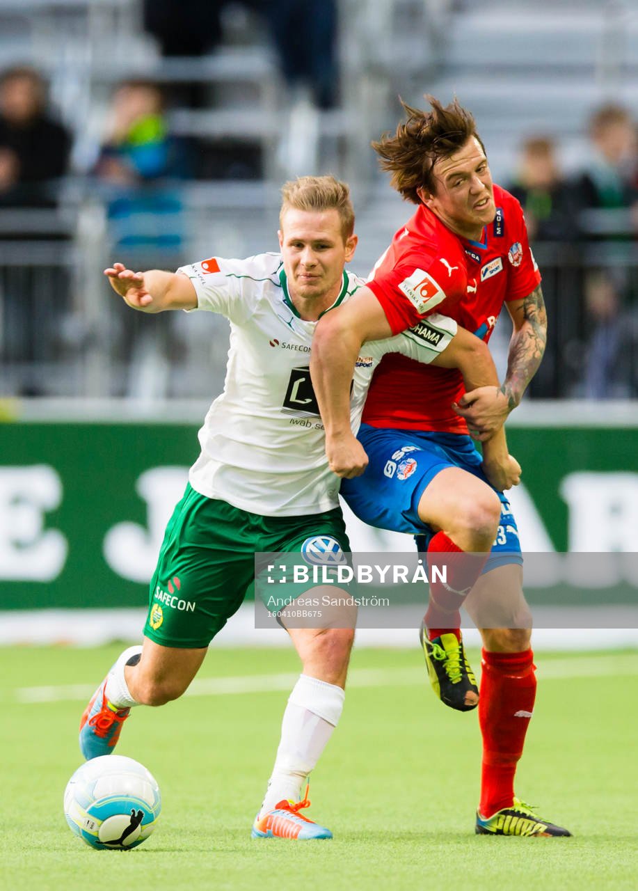 Hammarbys Erik Israelsson i kamp om bollen med Helsingborgs