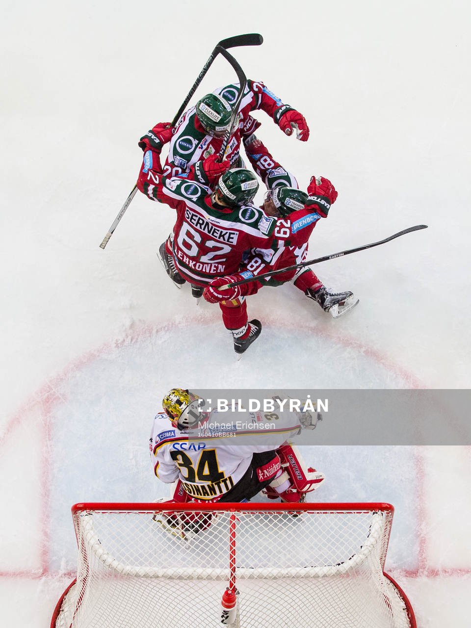 Frölundas Artturi Lehkonen jublar och omfamnas av Joel