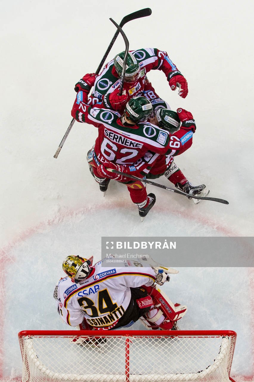 Frölundas Artturi Lehkonen jublar och omfamnas av Joel