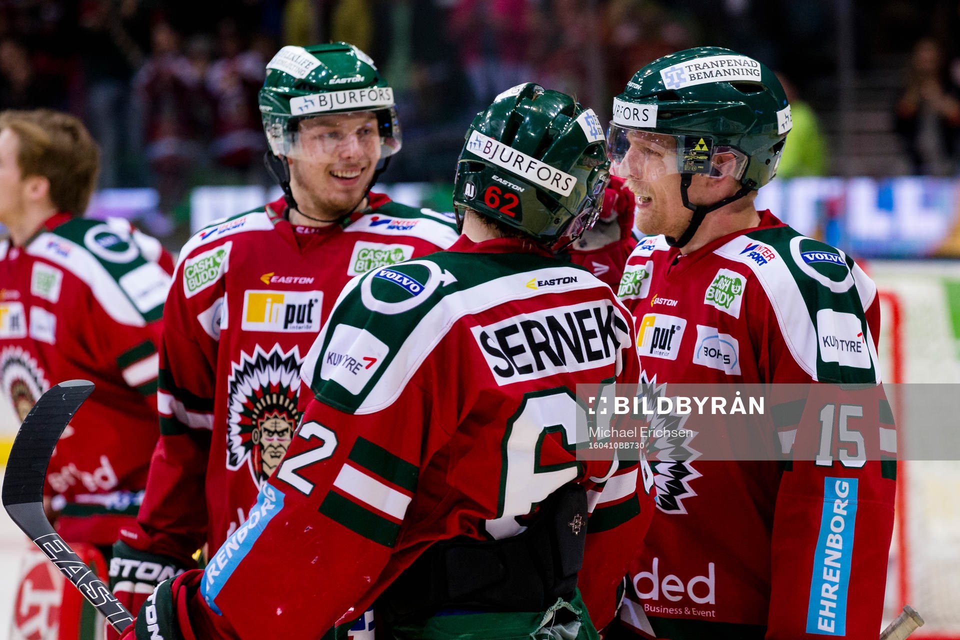 Frölundas Joey Crabb t.h. glad ihop med Artturi Lehkonen