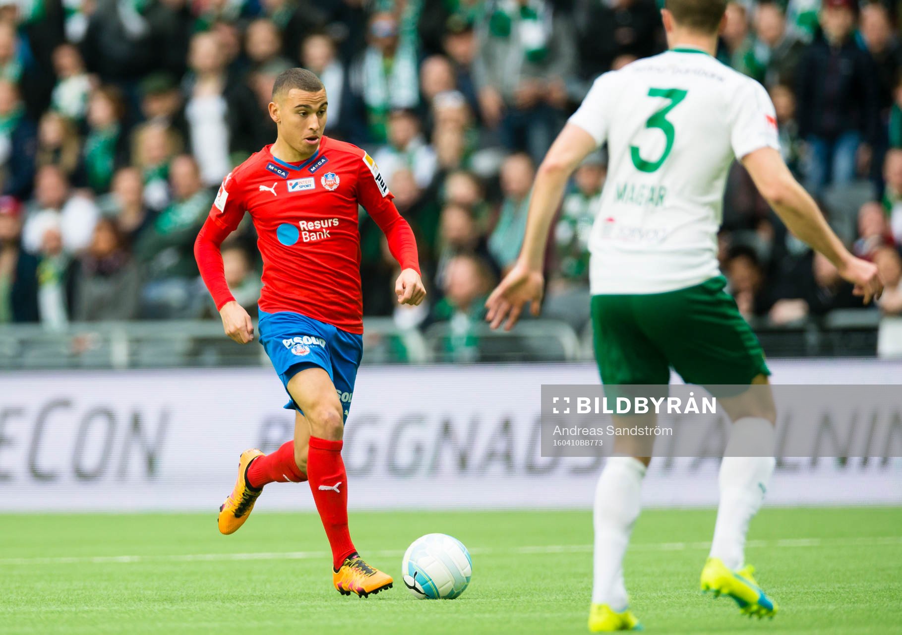 Helsingborgs Jordan Larsson med boll