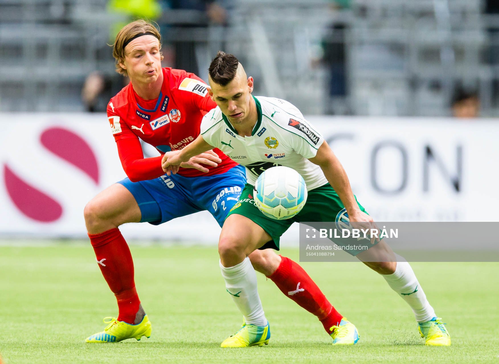 Helsingborgs Carl Johansson i kamp om bollen med Hammarbys Alexssander Medeiros de Azeredo under fotbollsmatchen i Allsvenskan mellan Hammarby och Helsingborg den 10 April 2016 i Stockholm.