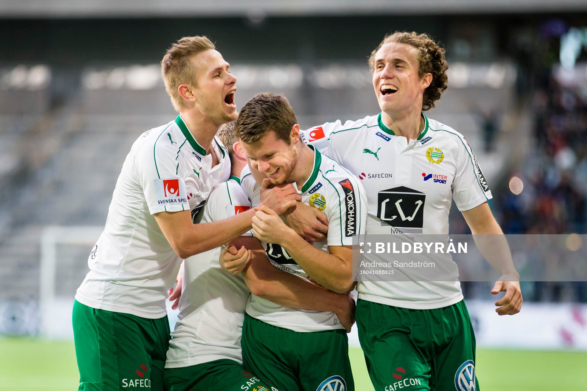 a höger) gör 4-1 och firar med Erik Israelsson (v),