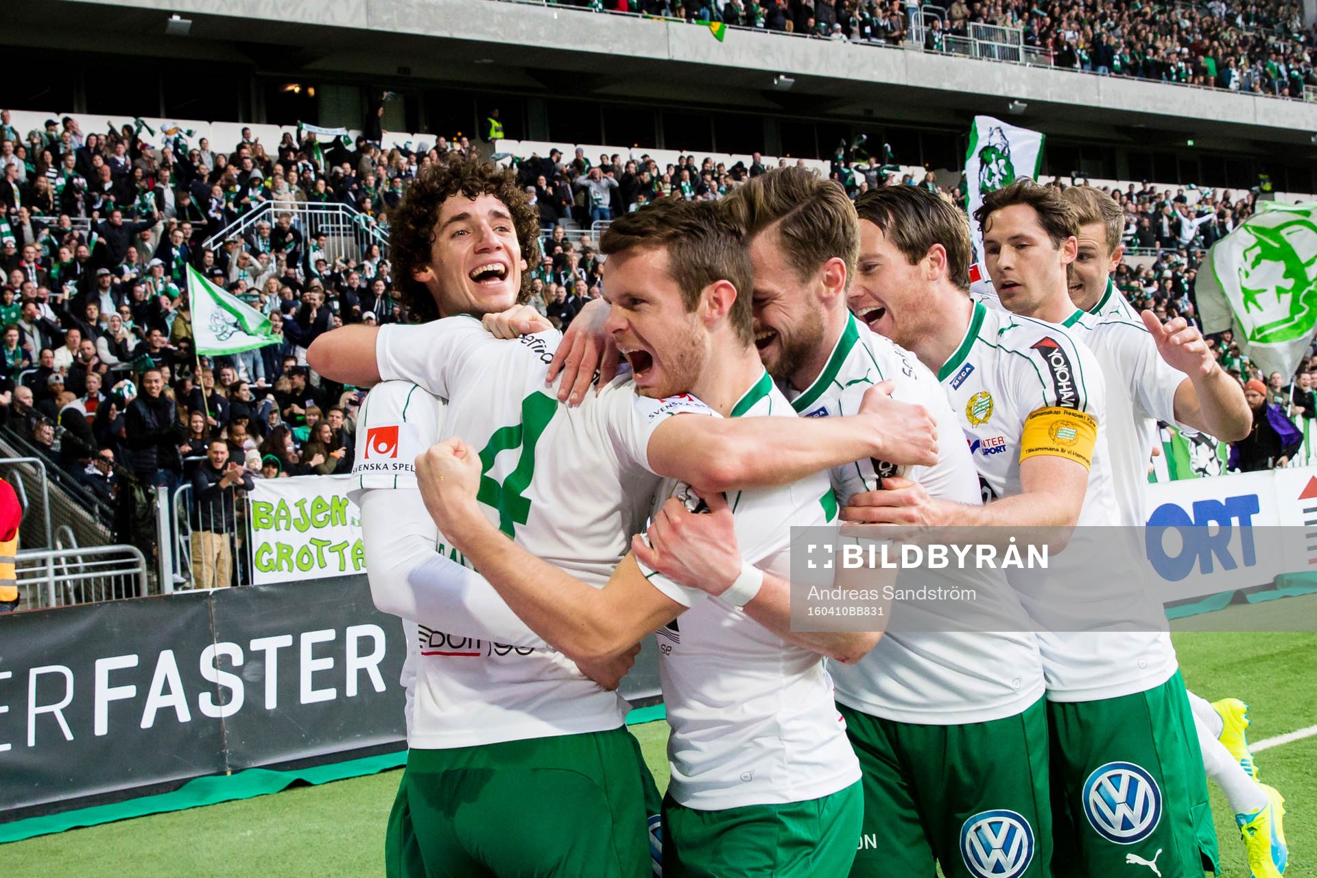 Hammarbys Erik Israelsson gör 5-1 och gratuleras  av