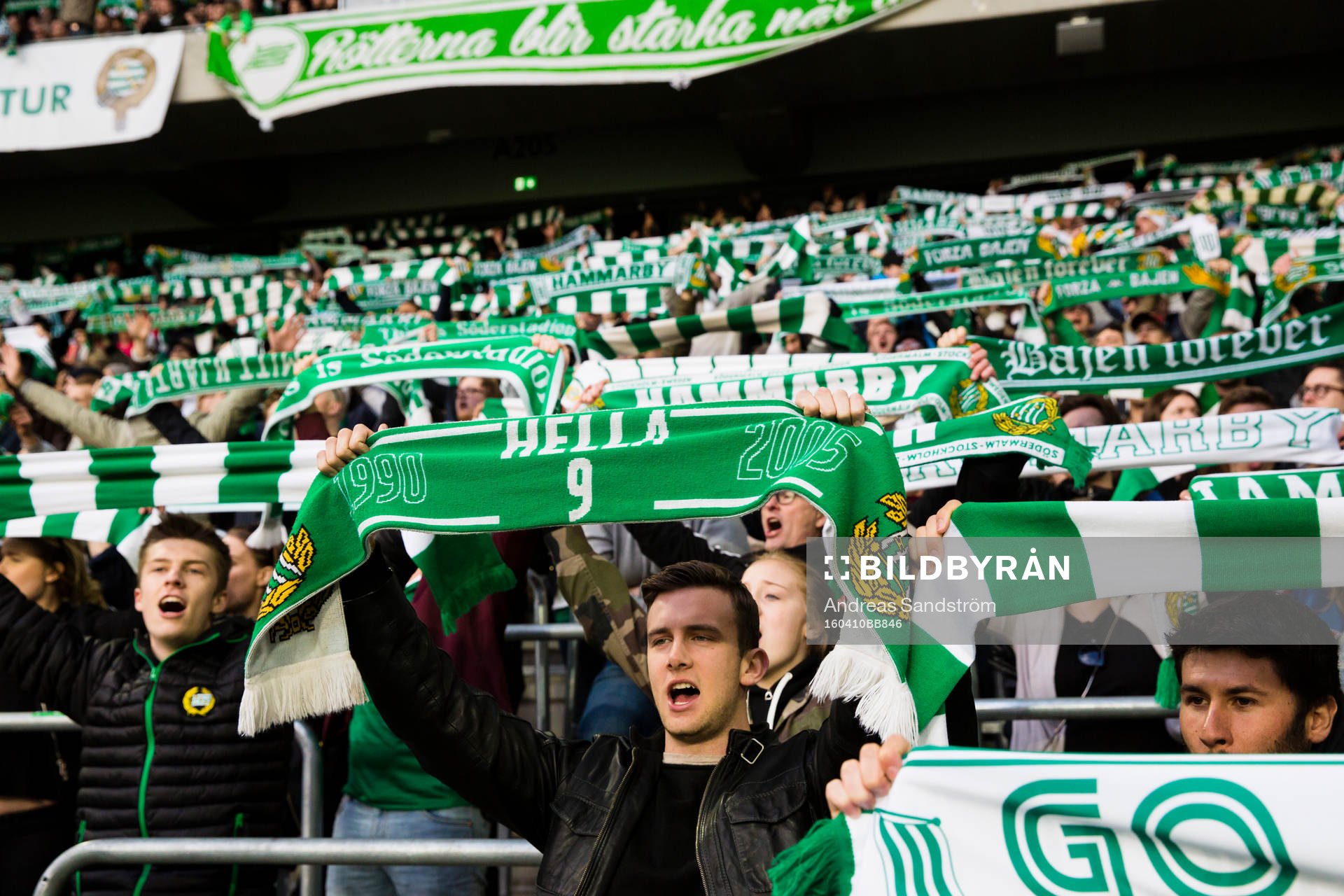 Hammarbysupportrar håller upp halsdukar