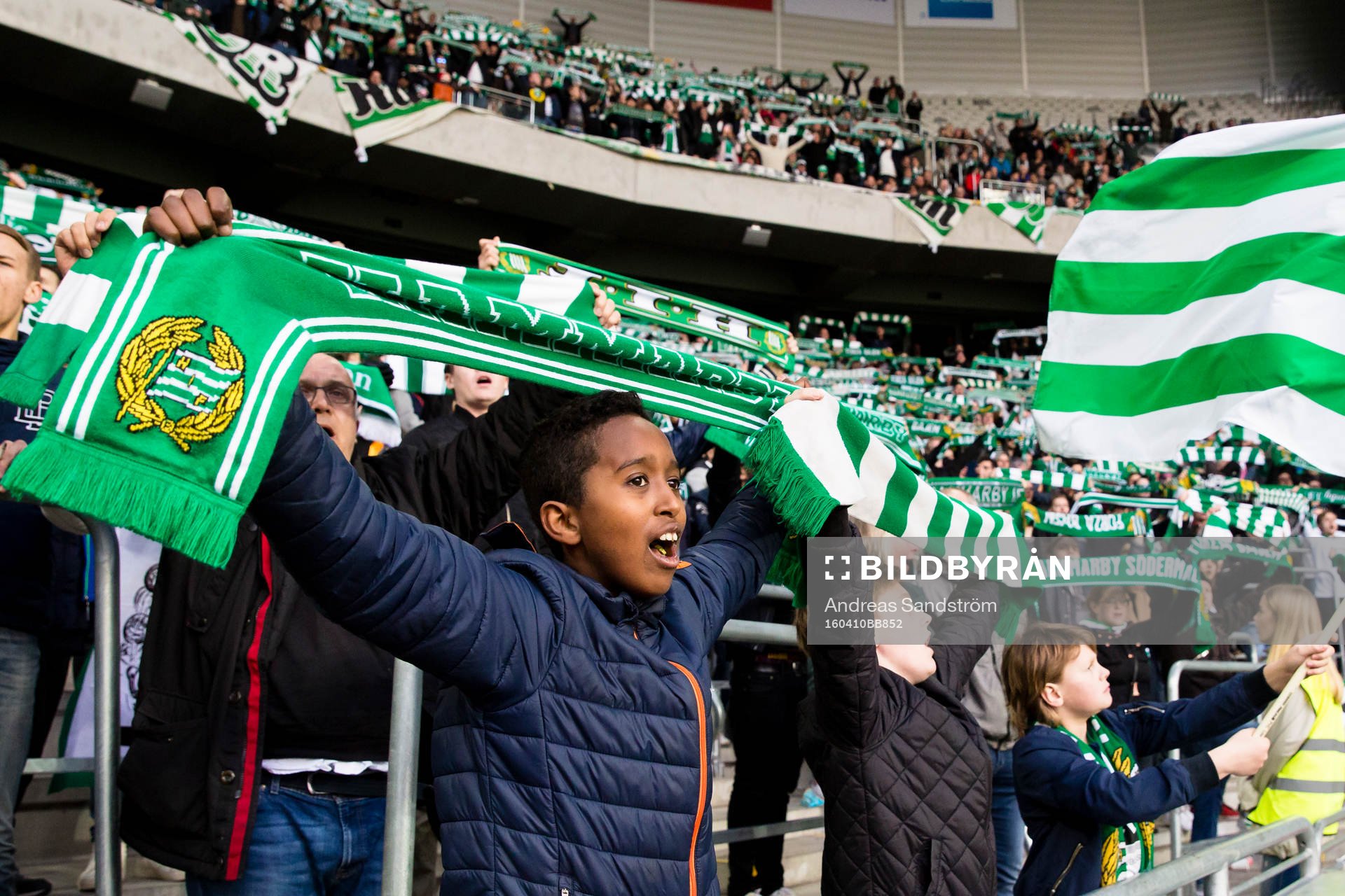 Hammarbysupportrar håller upp halsdukar