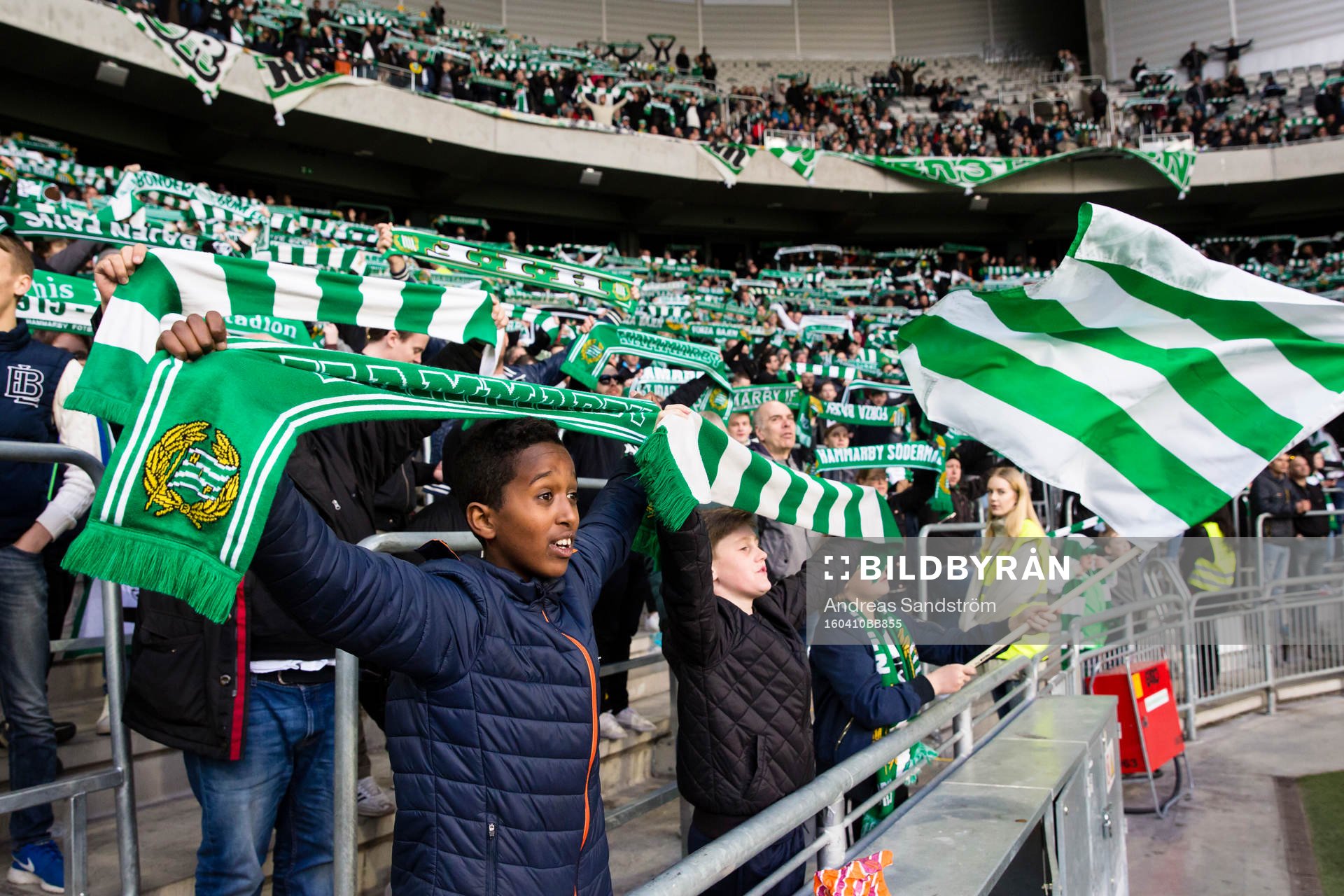 Hammarbysupportrar håller upp halsdukar