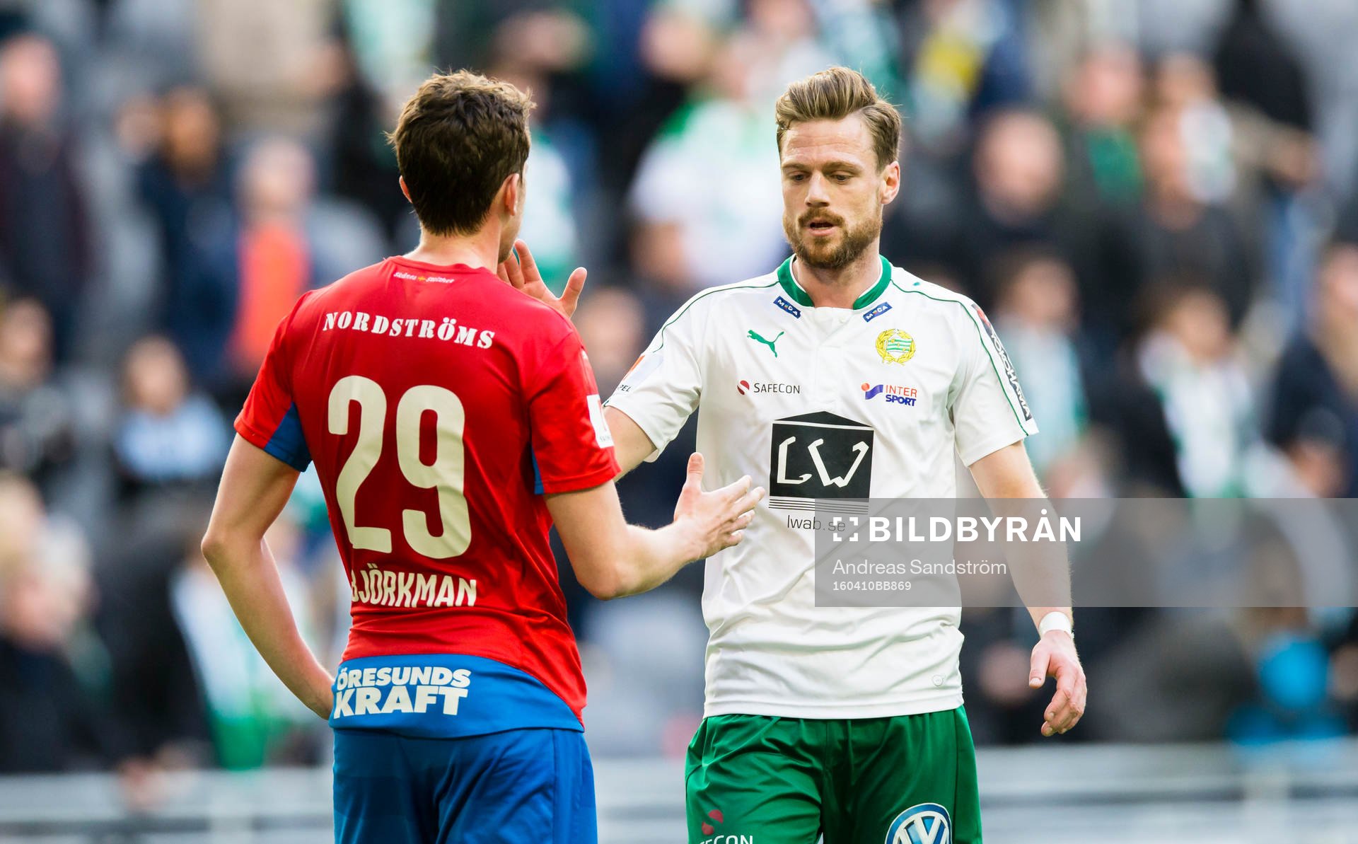 Hammarbys Arnor Smarason tackar Helsingborgs Jesper