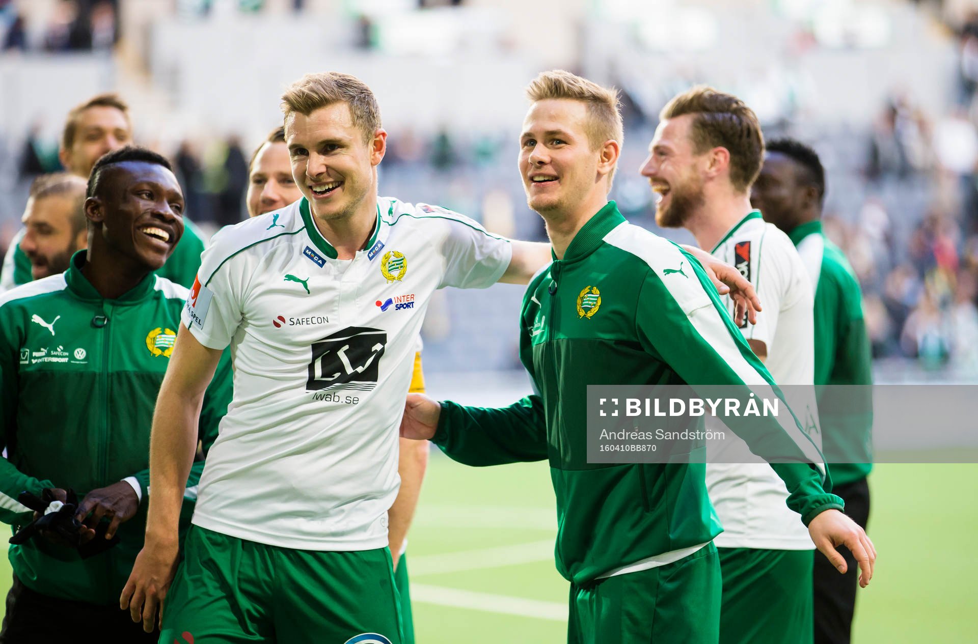 Hammarbys Erik Israelsson (m) ser glad ut och omfamnas av