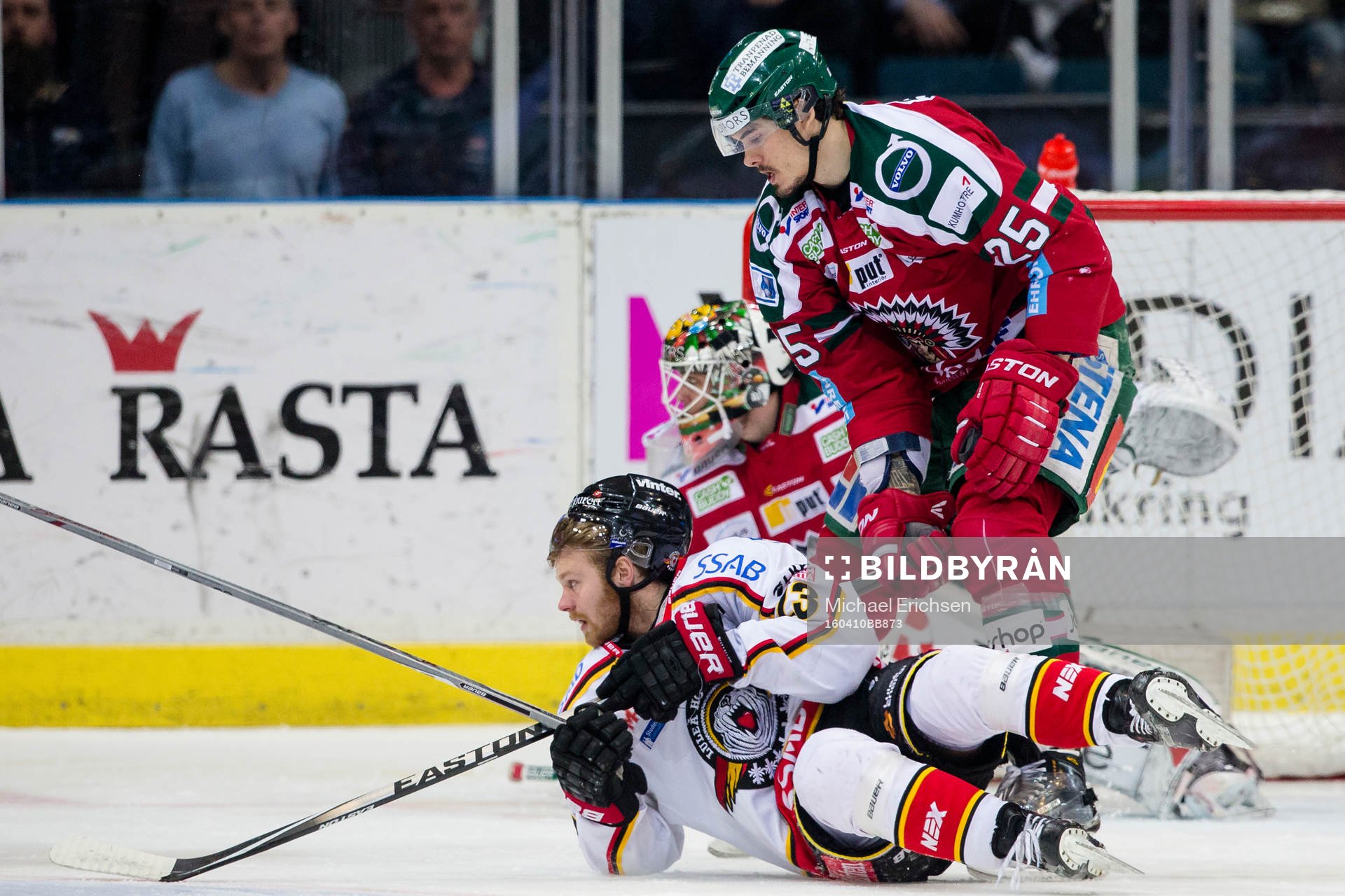 Frölundas Oliver Lauridsen tacklar omkull Luleås Lucas