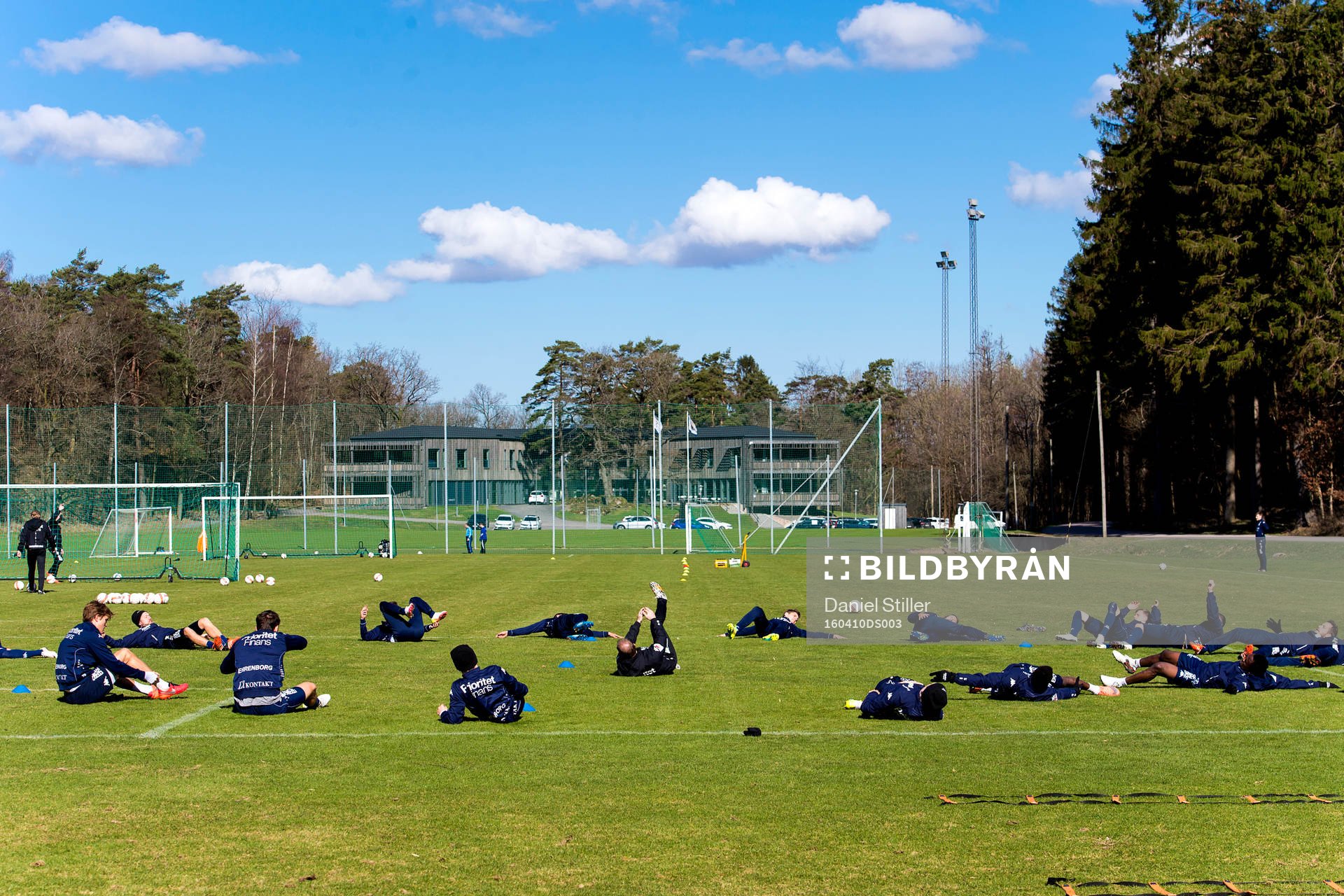 Laget stretchar under en träning med IFK Göteborg den 10 april 2016 i Göteborg.