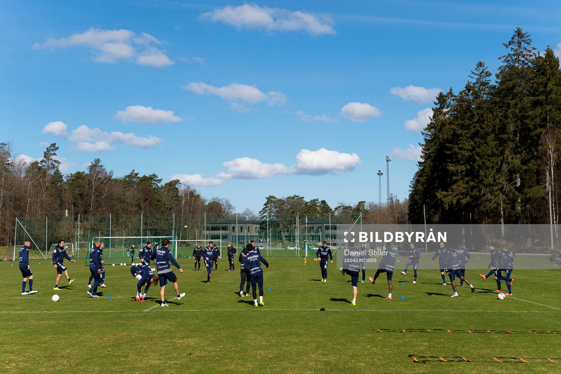 Laget stretchar under en träning med IFK Göteborg den 10 april 2016 i Göteborg.