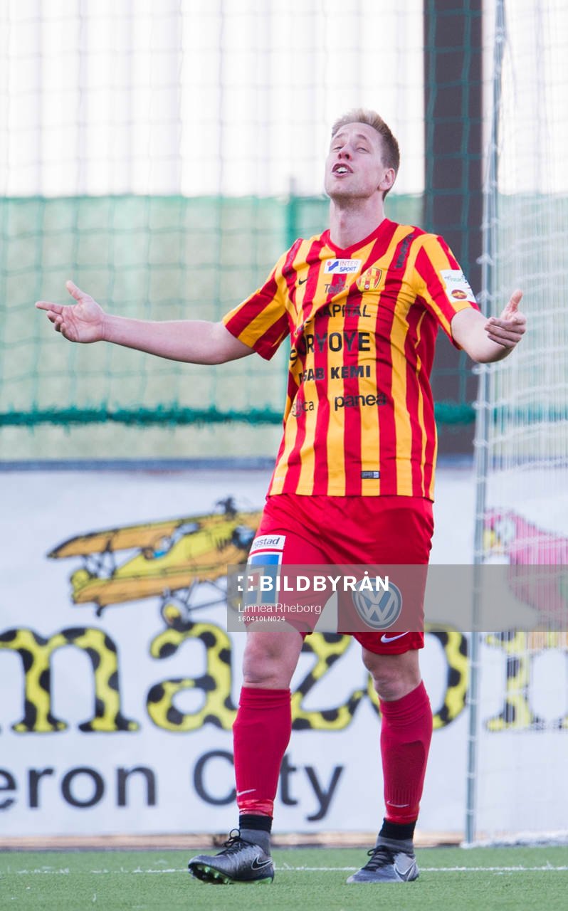 Syrianskas Mattias Liljestrand reagerar efter att ha missat en målchans under fotbollsmatchen i Superettan mellan Syrianska och Degerfors den 10 april 2016 i Södertälje.