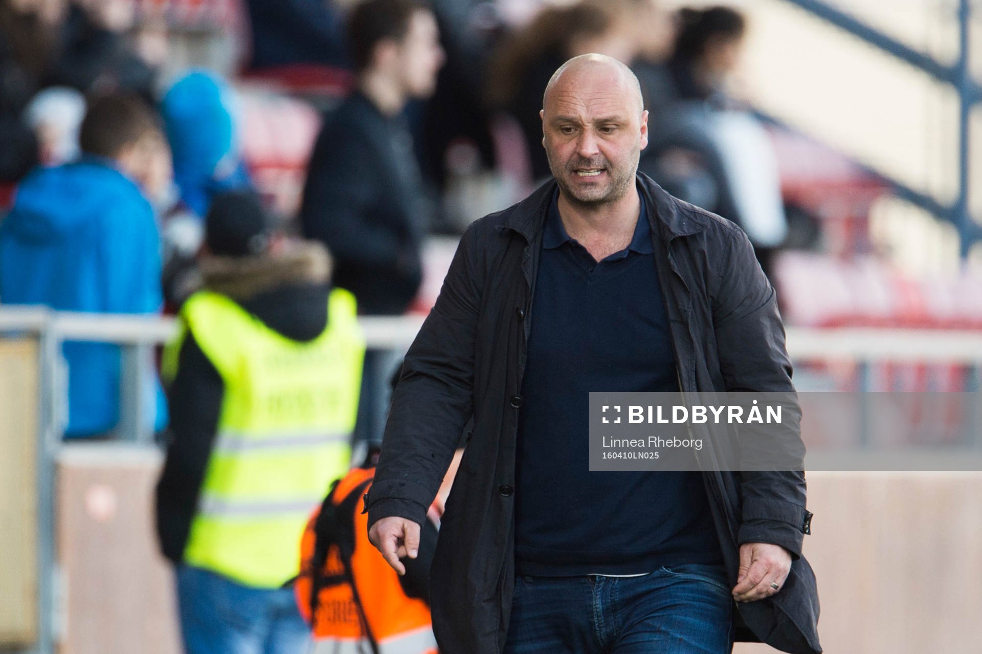 Syrianskas tränare Bosko Orovic blir arg under fotbollsmatchen i Superettan mellan Syrianska och Degerfors den 10 april 2016 i Södertälje.