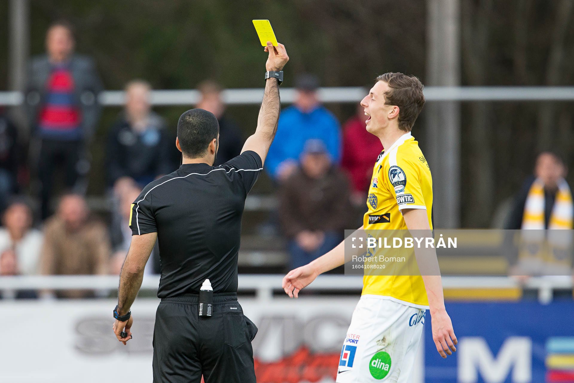 Domare Mohammed Al-Hakim ger Falkenbergs Gustaf Nilsson