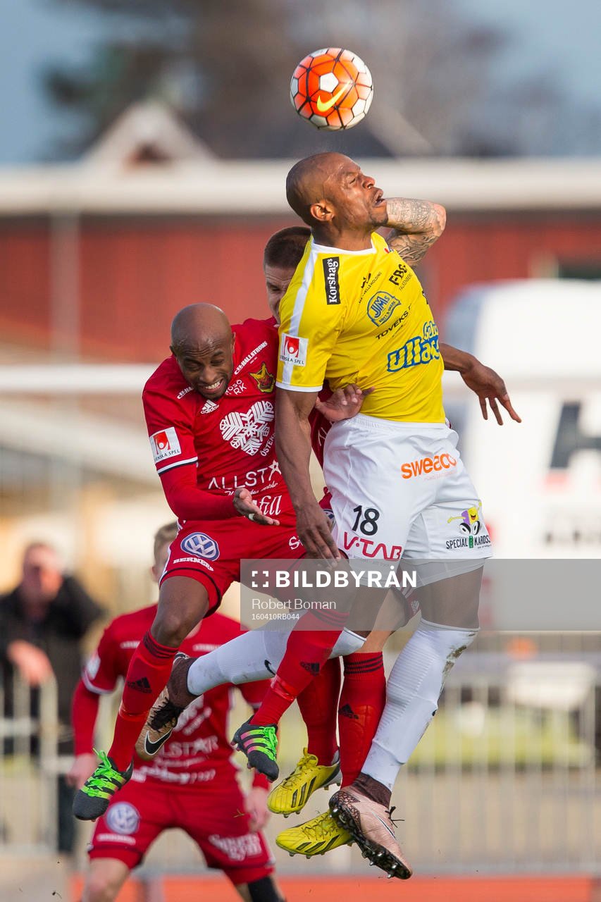 Falkenbergs Hakeem Araba (i gul tröja)