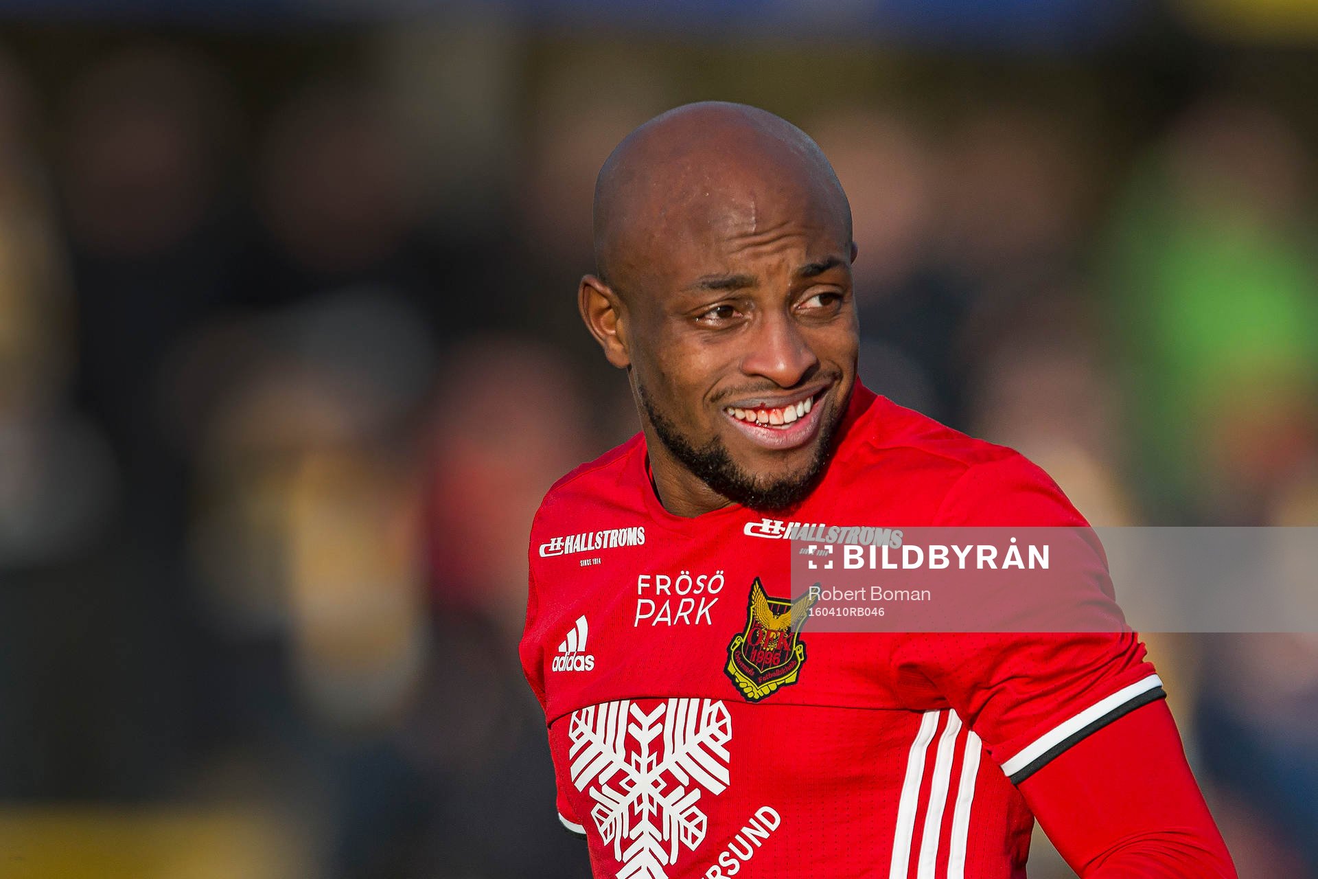 Östersunds Fouad Bachirou med blod i tänderna