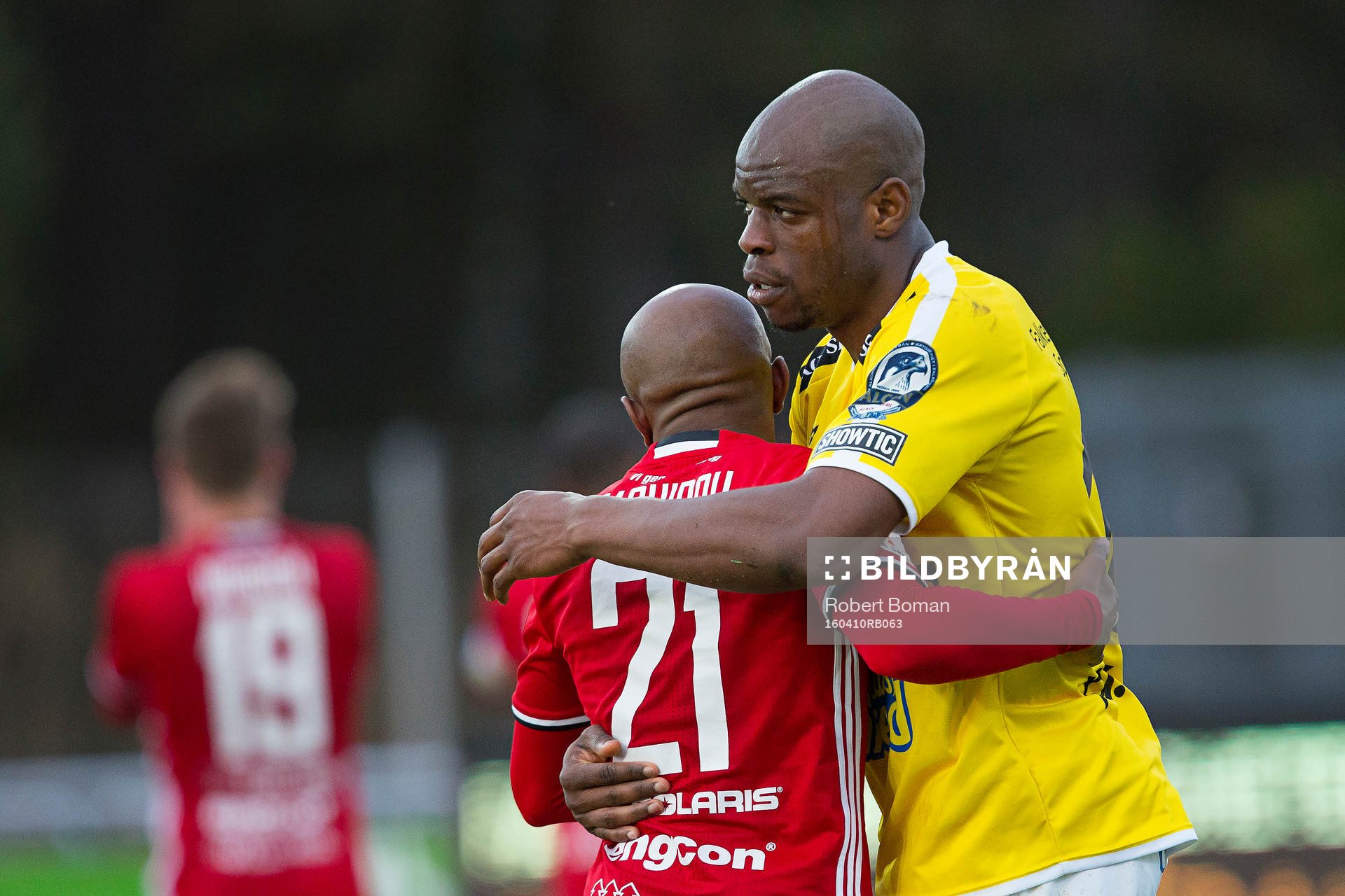 Östersunds Fouad Bachirou (med ryggen i bild) tackar