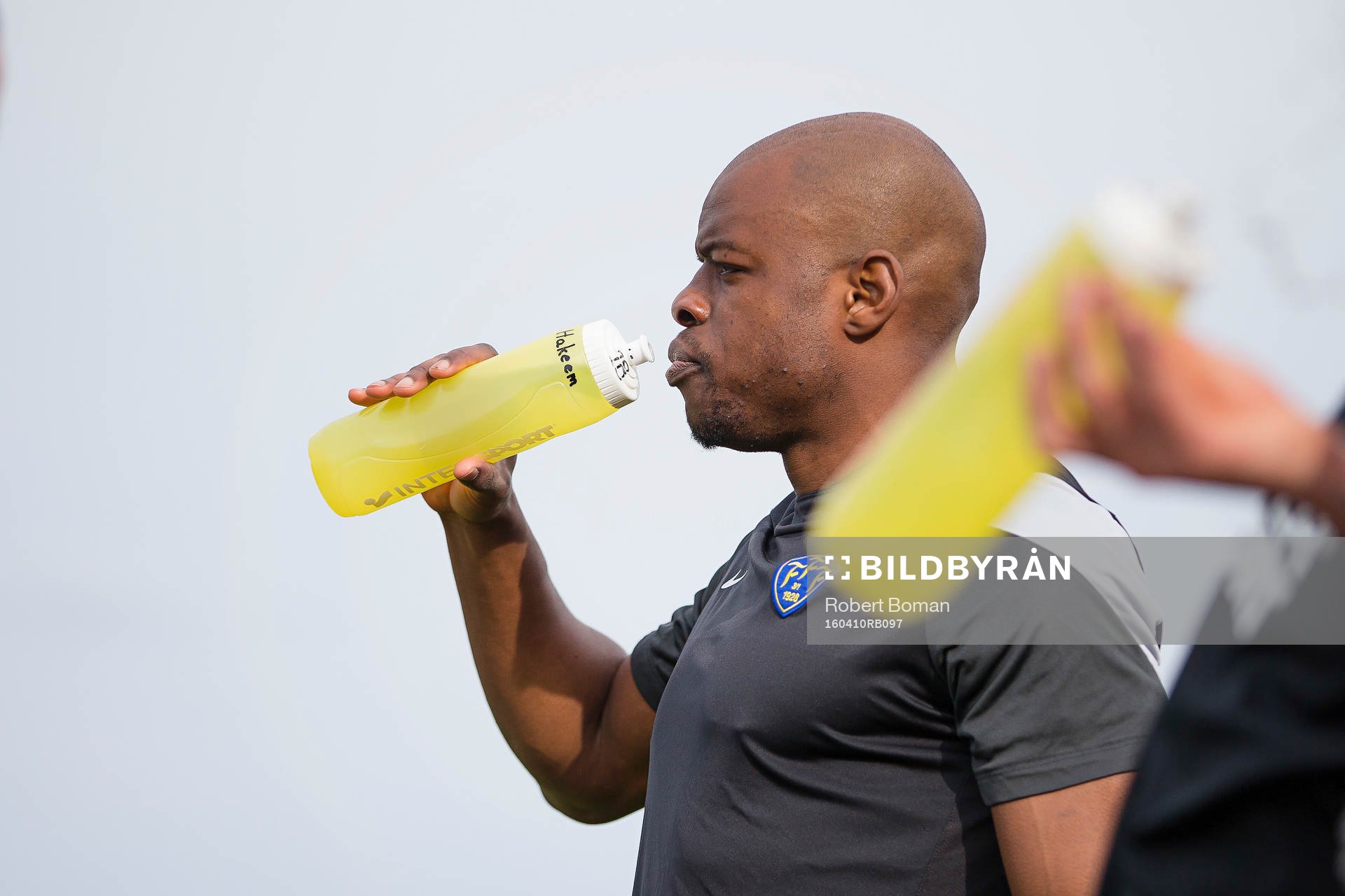 Falkenbergs Hakeem Araba dricker vatten