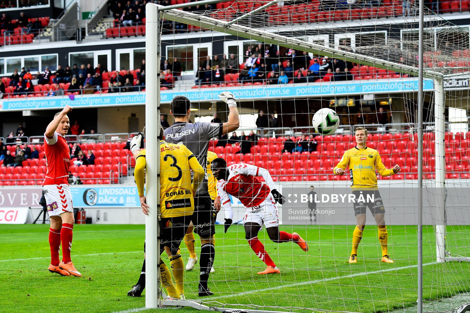 Kalmars Papa Alioune Diouf nickar in 1-0 under fotbollsmatchen i Allsvenskan mellan Kalmar och Elfsborg den 10 april 2016 i Kalmar.