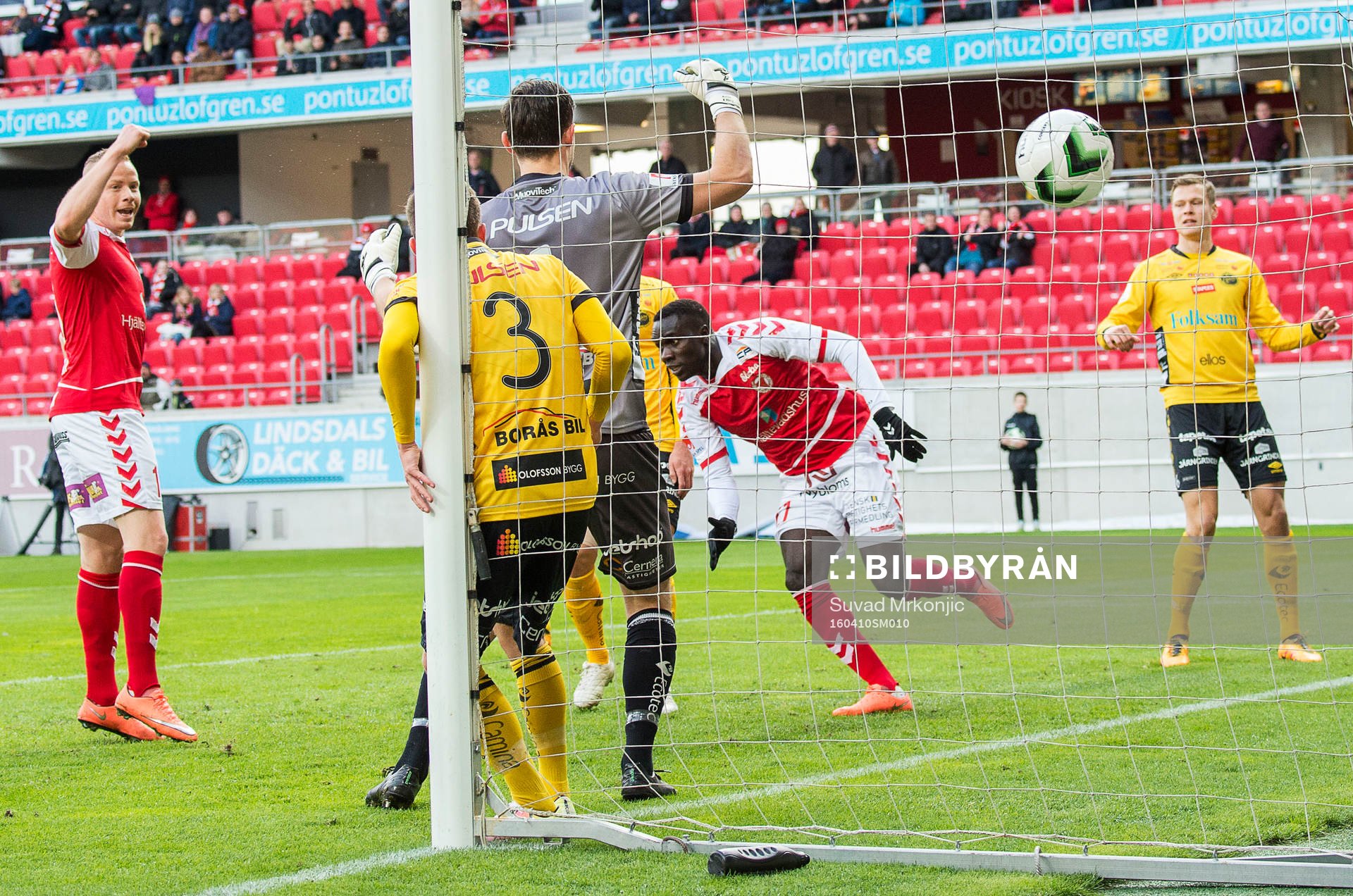 Kalmars Papa Alioune Diouf nickar in 2-0 målet