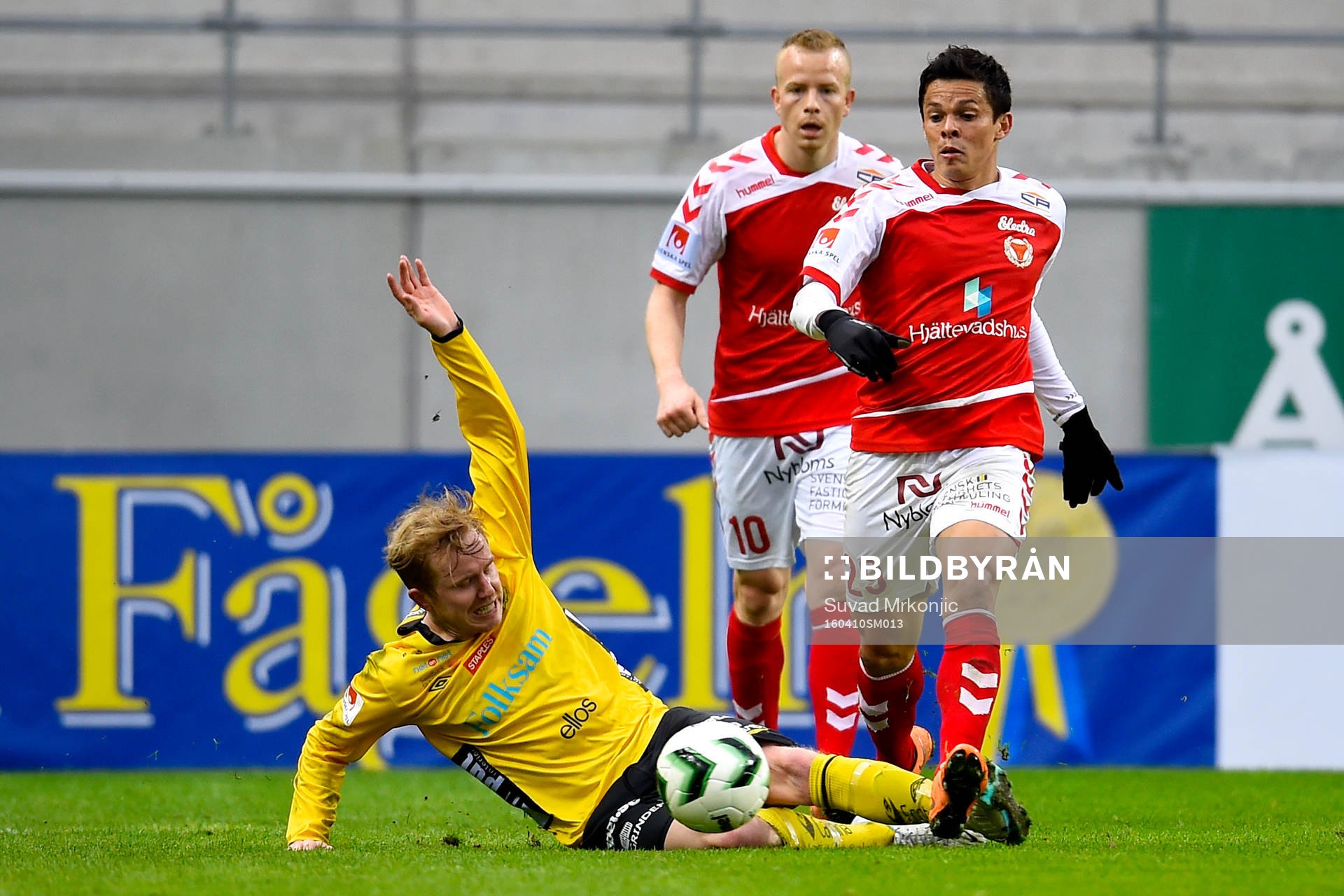 Elfsborgs Simon Lundevall och Kalmars Romário Pereira Sipião under fotbollsmatchen i Allsvenskan mellan Kalmar och Elfsborg den 10 april 2016 i Kalmar.