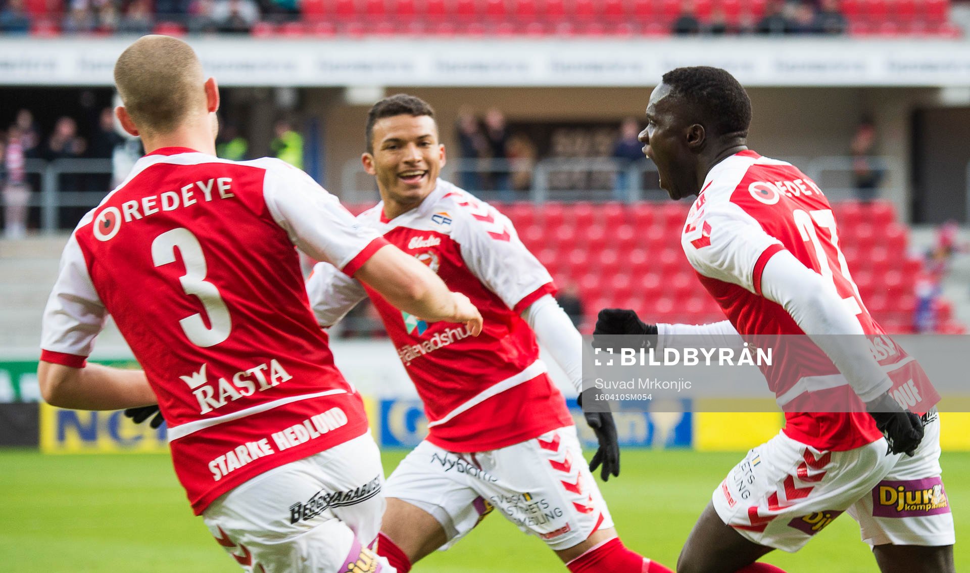 Kalmars Sebastian Starke-Hedlund , Emin Nouri och Papa Alioune Diouf jublar under fotbollsmatchen i Allsvenskan mellan Kalmar och Elfsborg den 10 april 2016 i Kalmar.