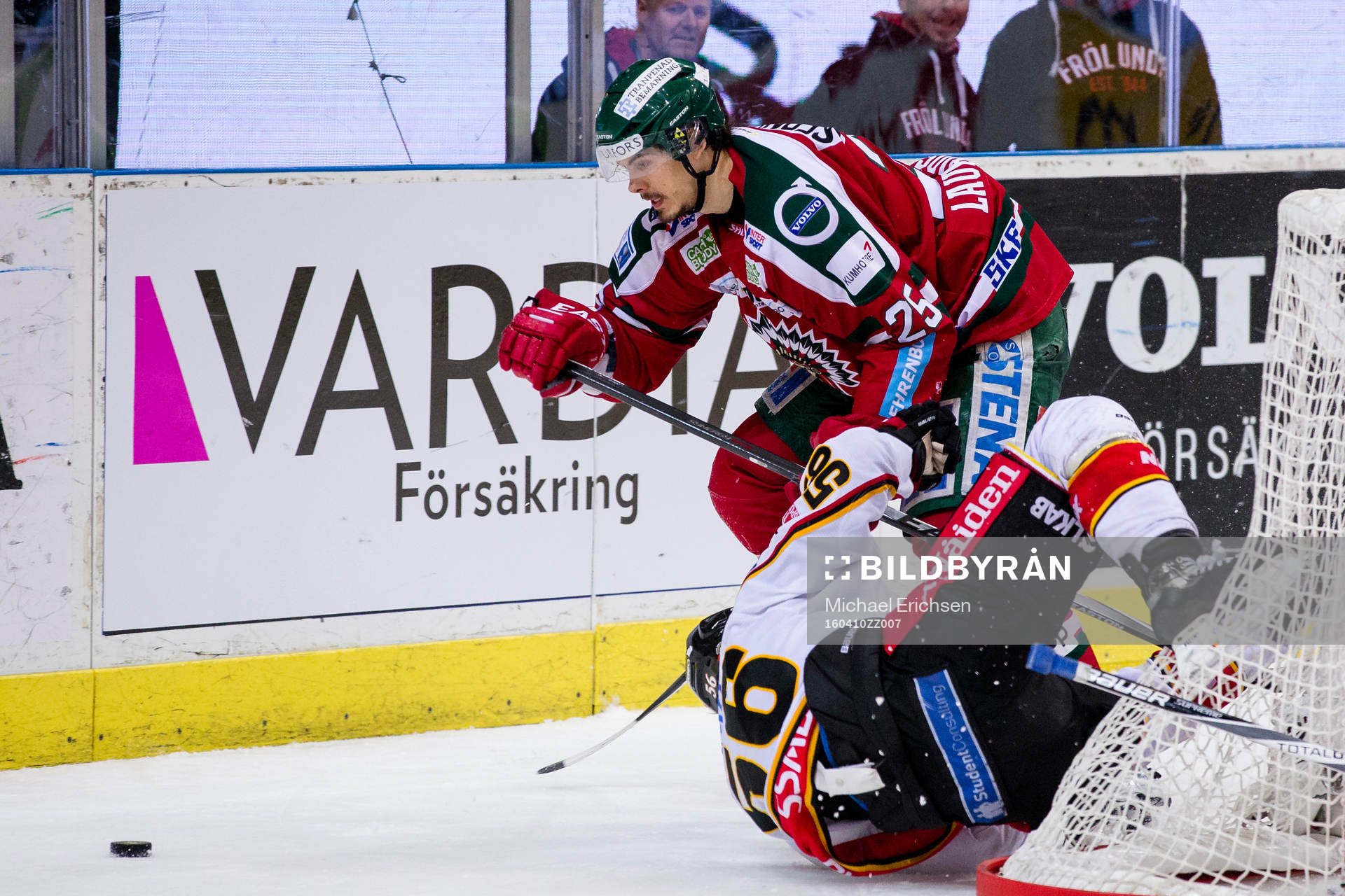 Frölundas Oliver Lauridsen tacklar omkull Luleås Jonathan