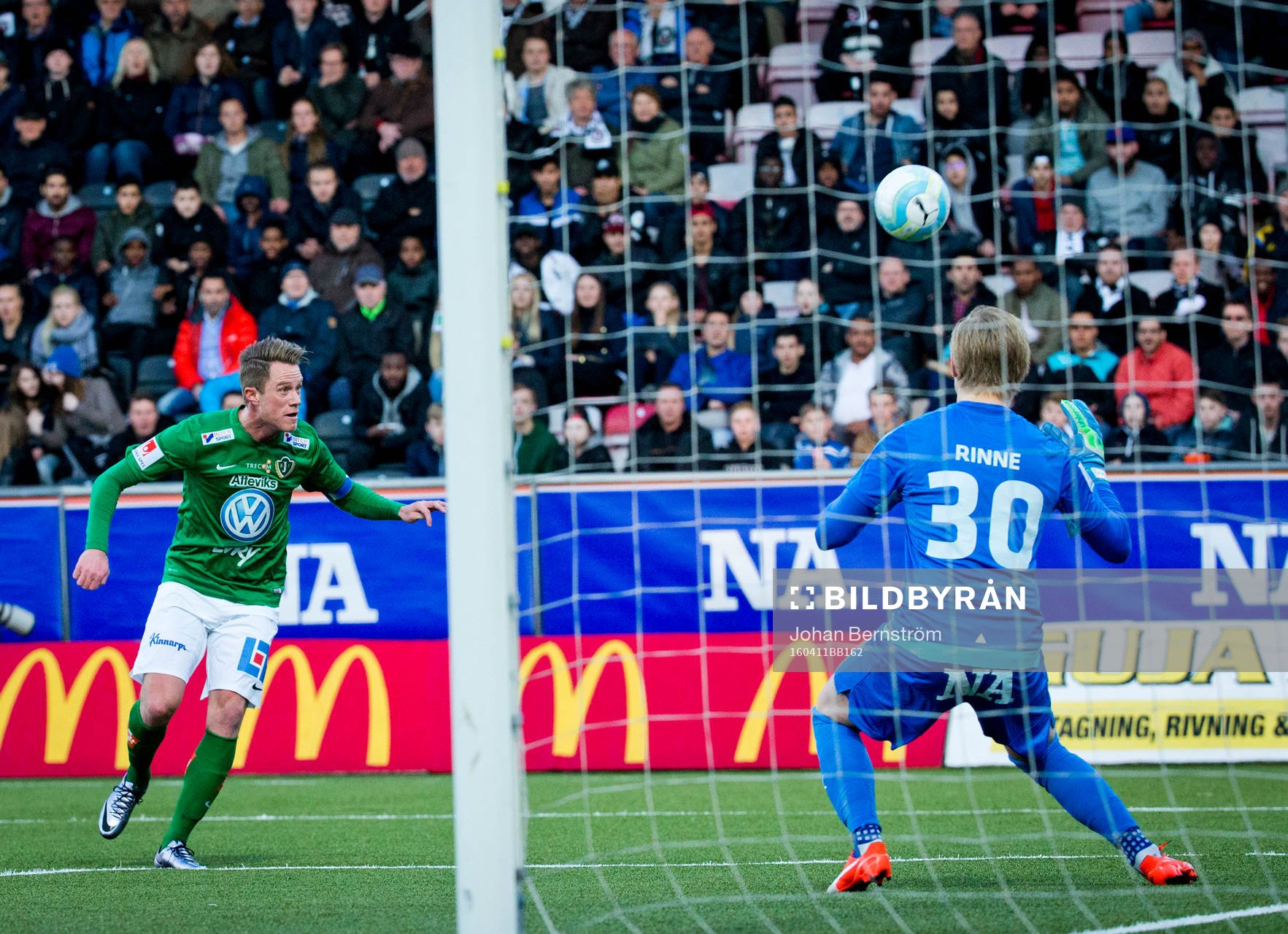 Jönköpings Tommy Thelin skjuter över målet på Örebros
