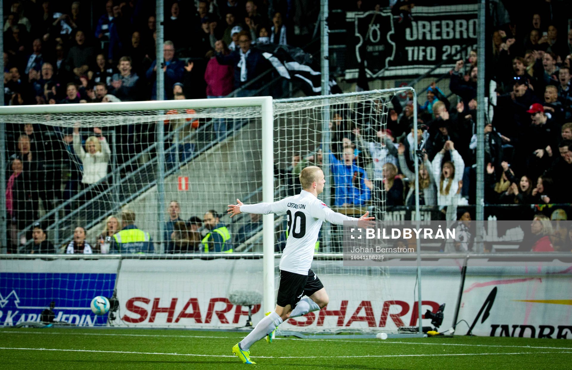 Örebros Daniel Gustavsson gör 2-0 och jublar