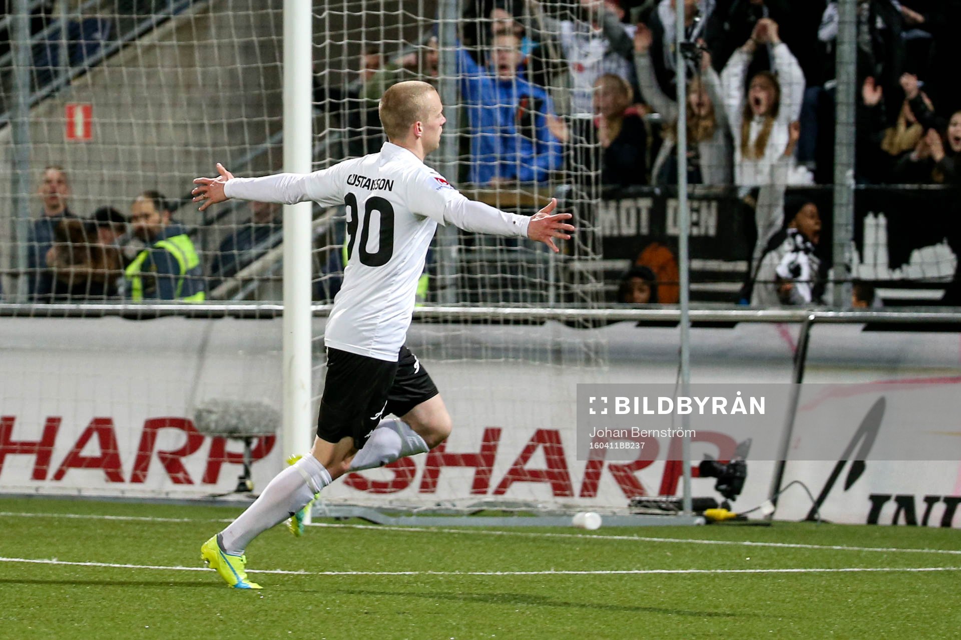 Örebros Daniel Gustavsson jublar efter 2-0 under fotbollsmatchen i Allsvenskan mellan Örebro och Jönköping Södra den 11 april 2016 i Örebro.