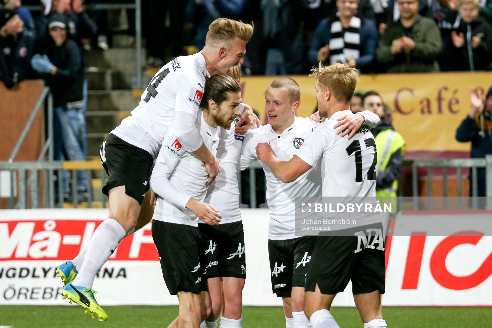 Örebros Daniel Gustavsson jublar efter 2-0 under fotbollsmatchen i Allsvenskan mellan Örebro och Jönköping Södra den 11 april 2016 i Örebro.
