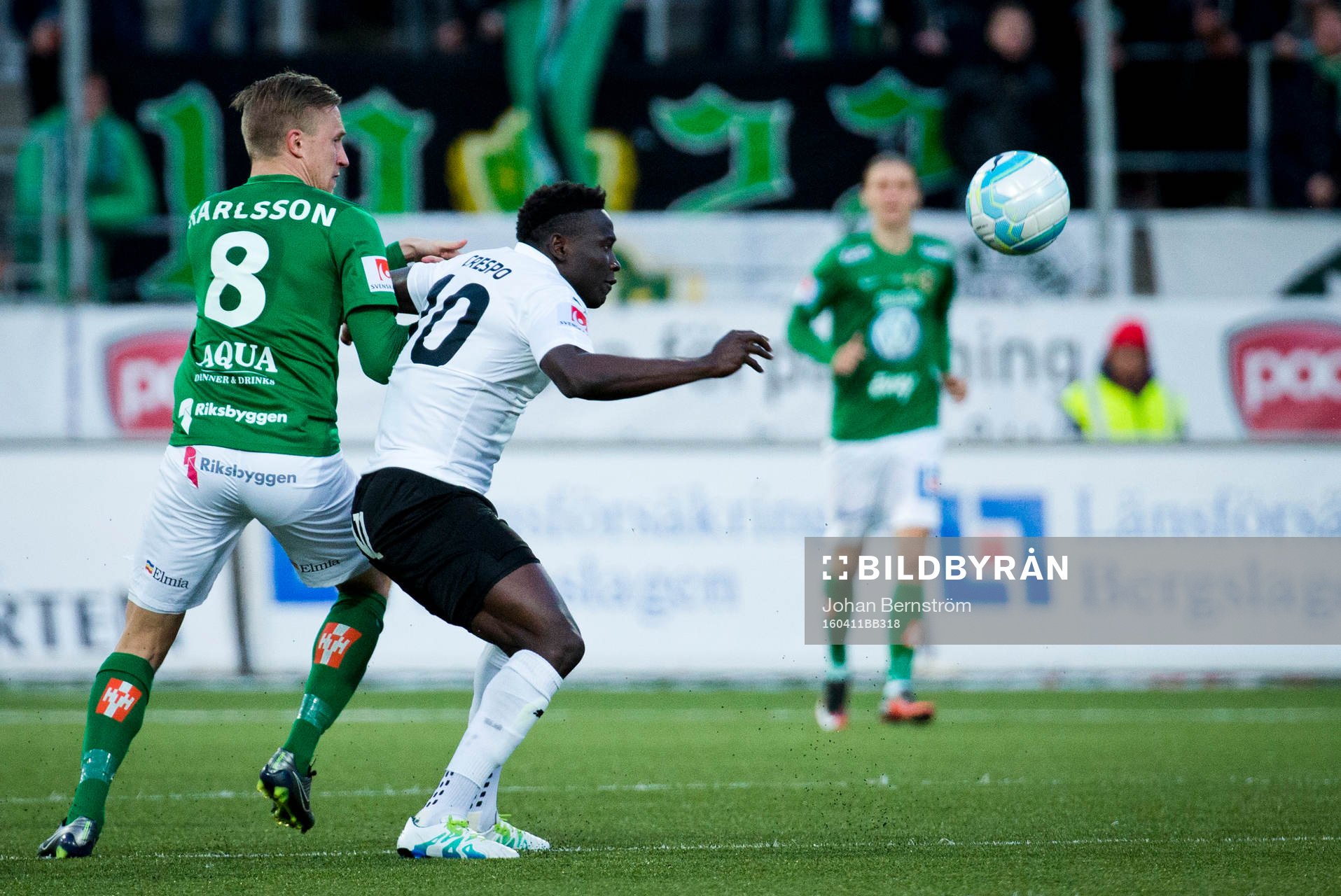 Jönköpings Joakim Karlsson och Örebros Alhassan Kamara