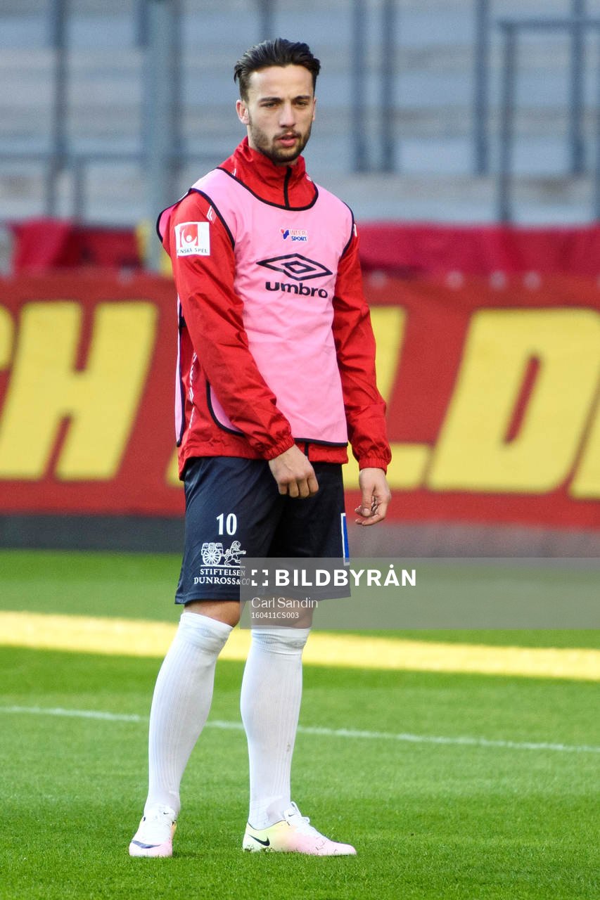 Örgrytes Dardan Mustafa värmer upp innan fotbollsmatchen