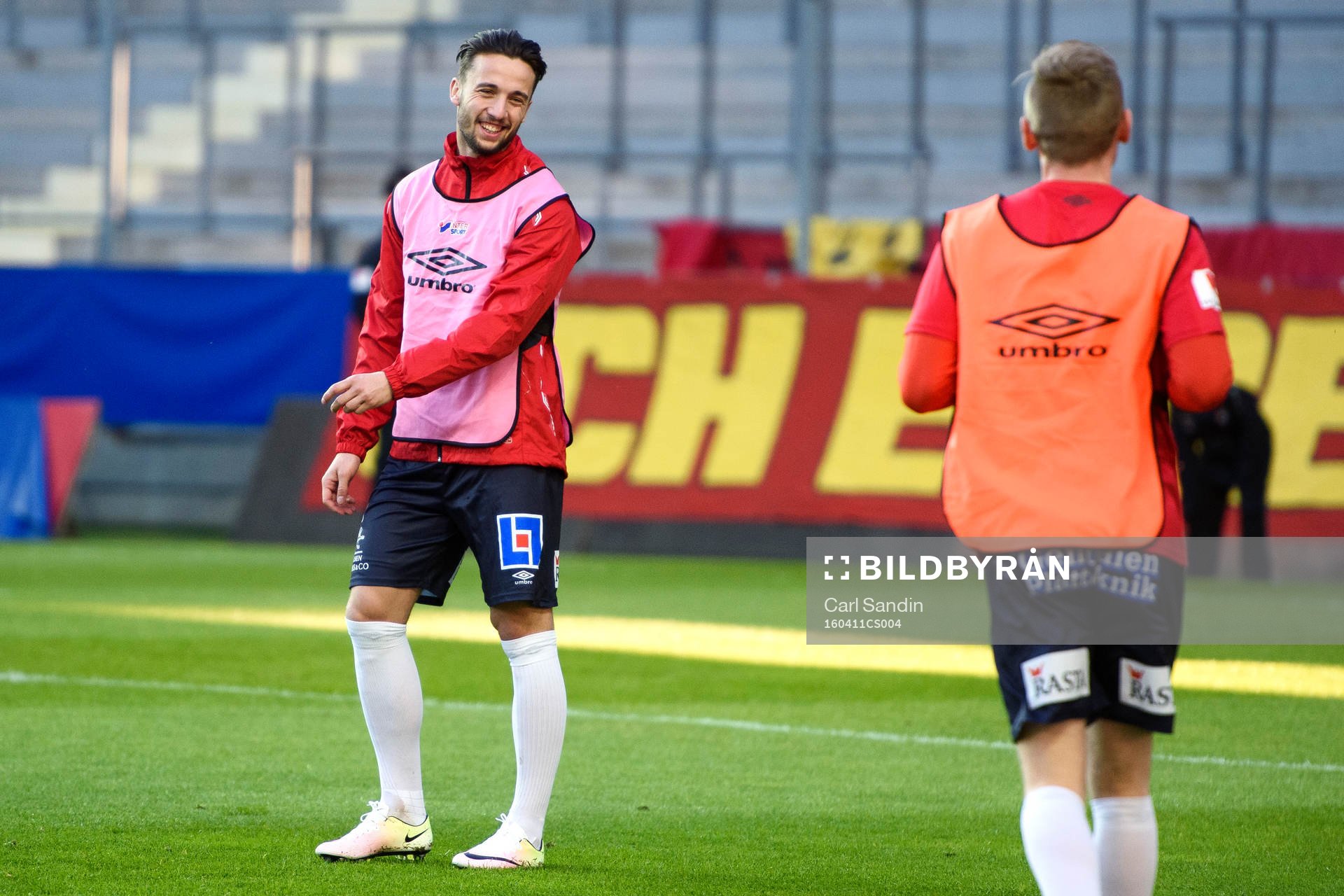 Örgrytes Dardan Mustafa värmer upp innan fotbollsmatchen