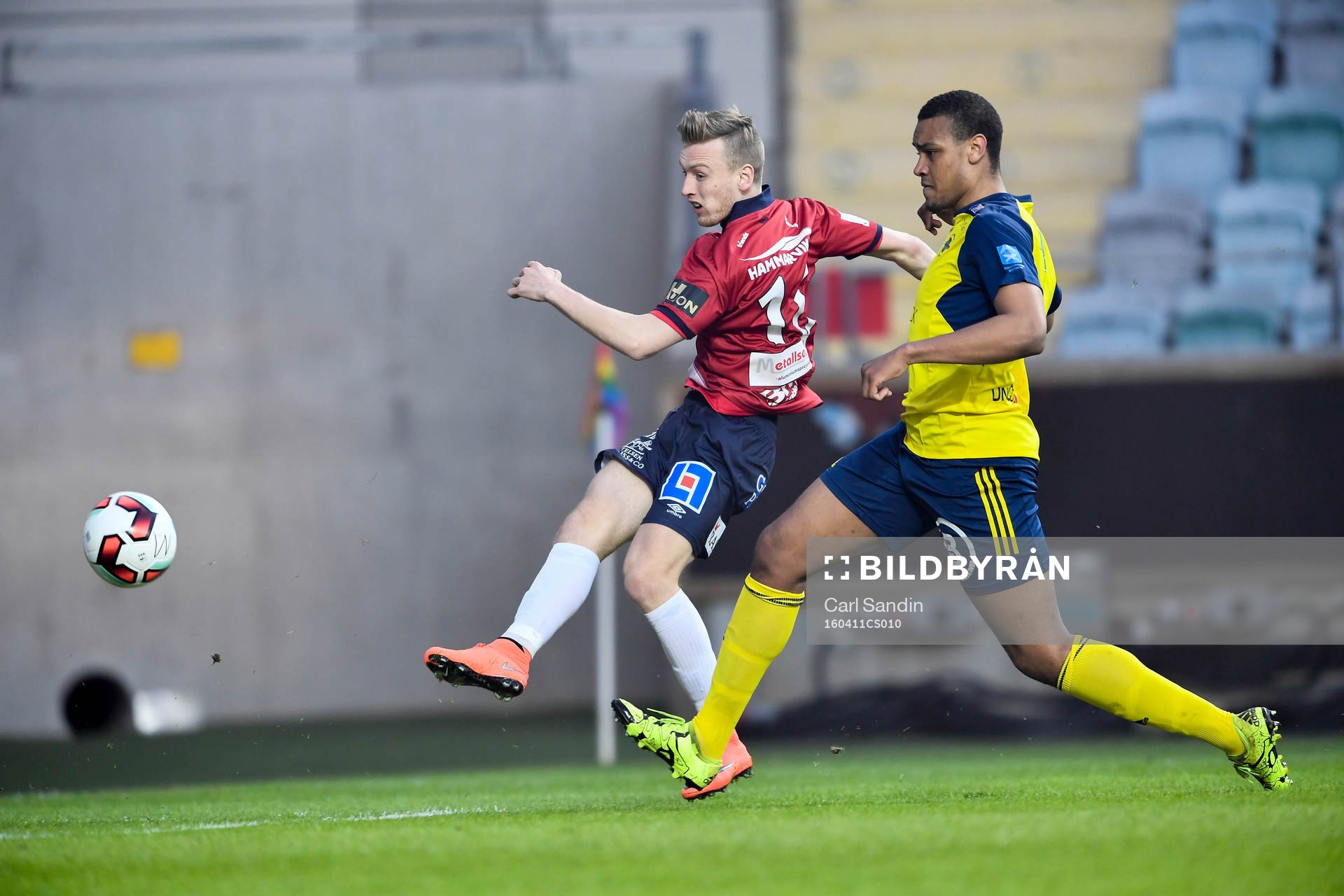 Örgrytes Sebastian Olsson och Ängelholms Patrick Dyrestam under fotbollsmatchen i Superettan mellan Örgryte och Ängelholm den 11 april 2016 i Göteborg.