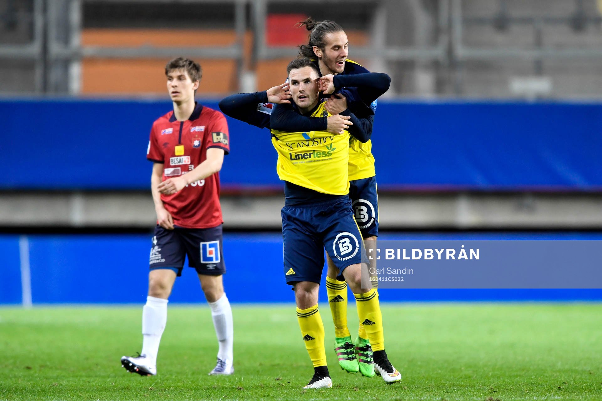 Ängelholms Ryan Finley och Johan Eiswohld jublar efter 0-1 av Finley under fotbollsmatchen i Superettan mellan Örgryte och Ängelholm den 11 april 2016 i Göteborg.