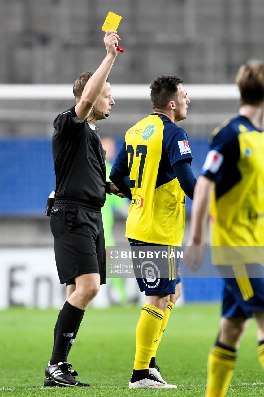 Ängelholms Ryan Finley får gult kort av domaren Johan Krantz  sedan han firat provocerande framför hemmapubliken under fotbollsmatchen i Superettan mellan Örgryte och Ängelholm den 11 april 2016 i Göteborg.