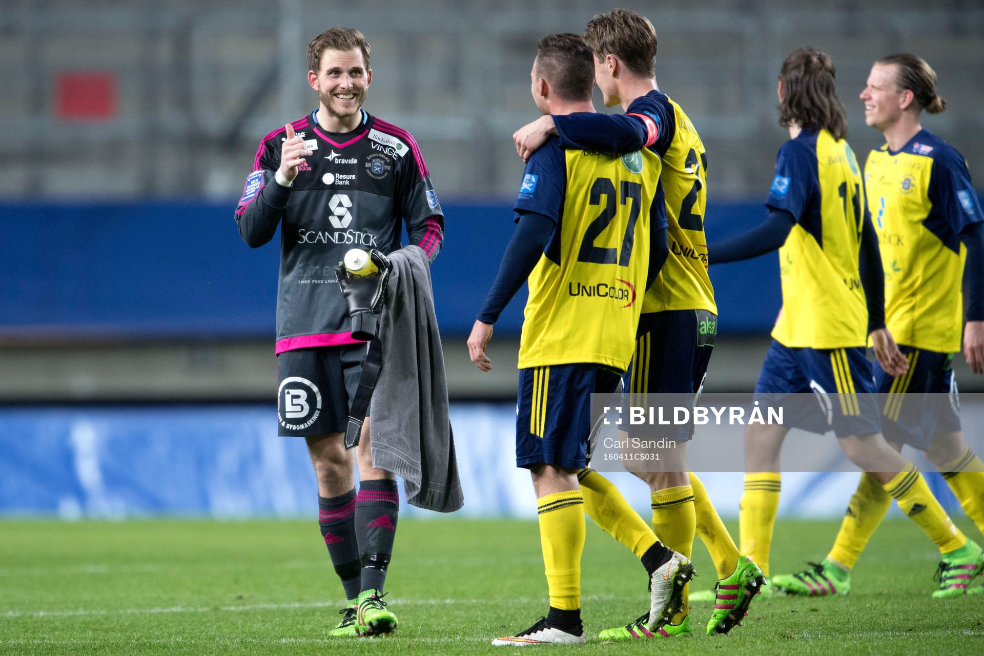 Ängelholms målvakt Carl Lindell jublar efter fotbollsmatchen i Superettan mellan Örgryte och Ängelholm den 11 april 2016 i Göteborg.