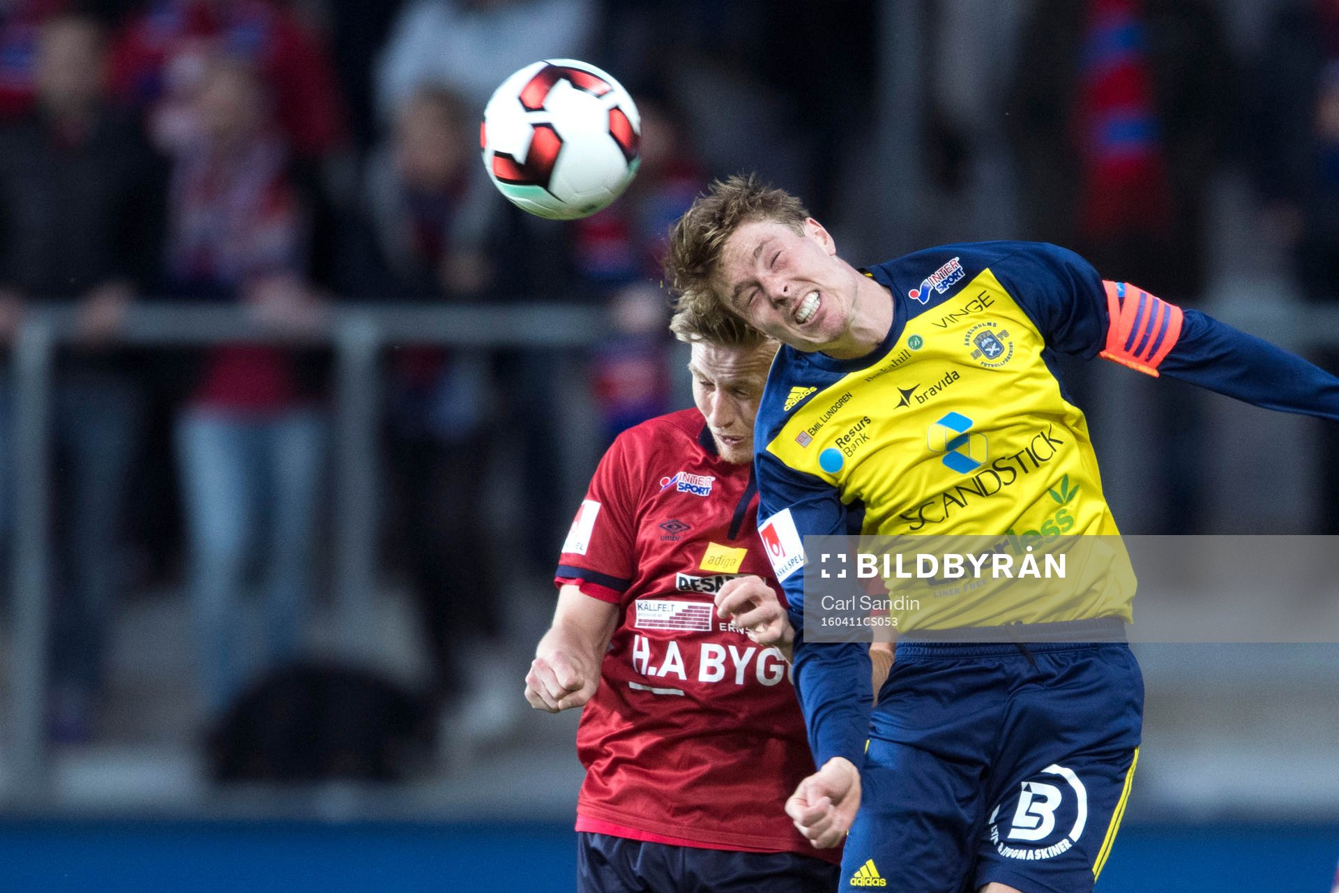 Örgrytes Sebastian Olsson i nickduell med Ängelholms Marcus Bernholtz under fotbollsmatchen i Superettan mellan Örgryte och Ängelholm den 11 april 2016 i Göteborg.