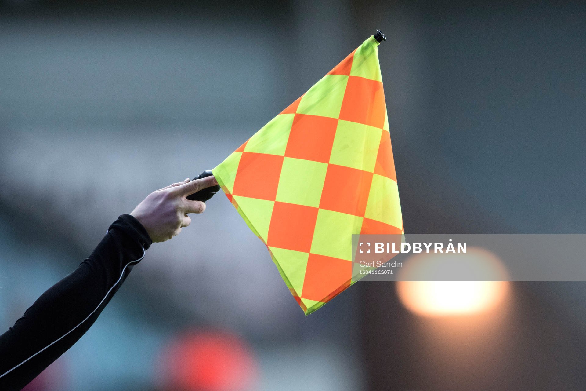 En domare vinkar för offside