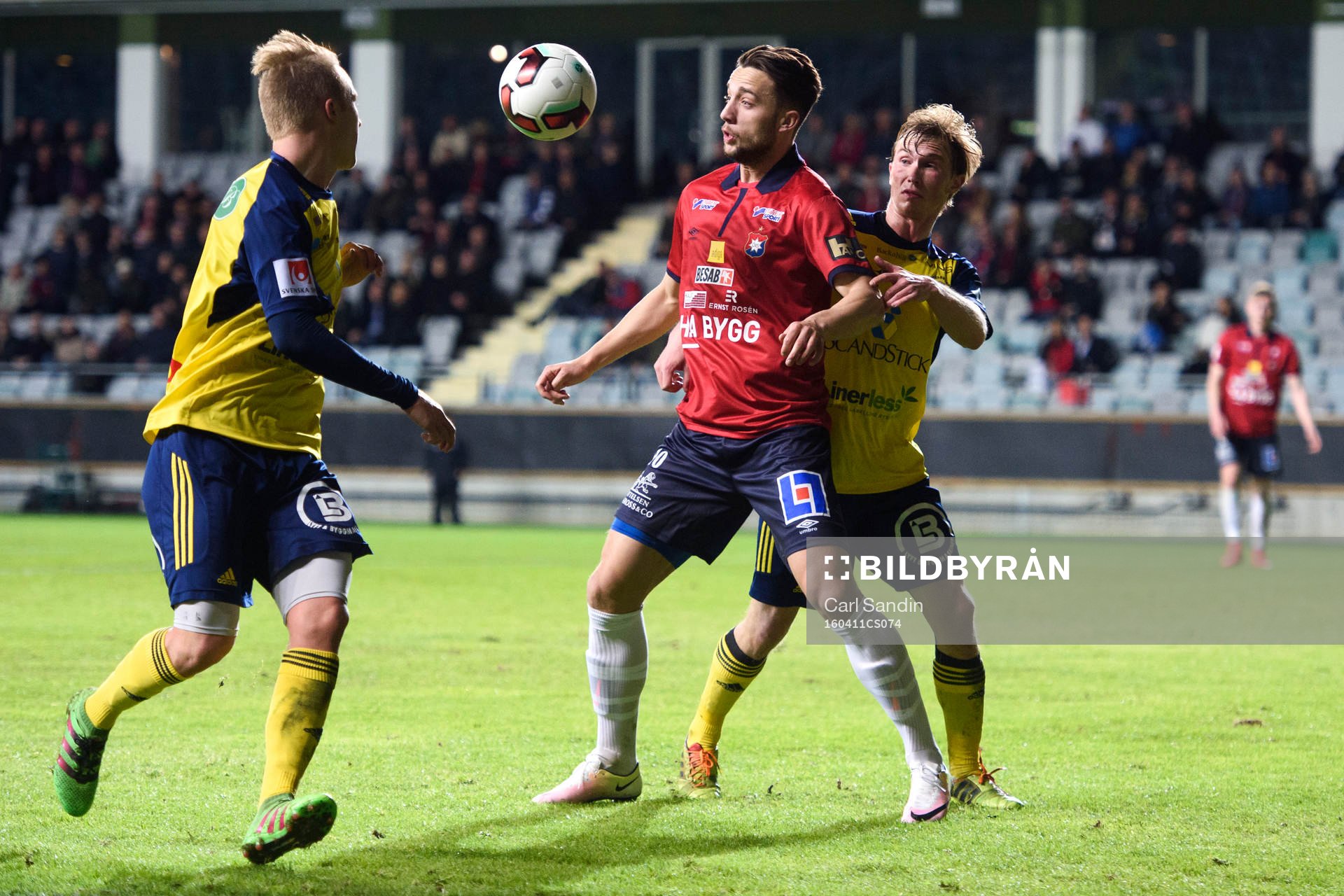 Örgrytes Dardan Mustafa i närkamp med Ängelholms Albin Nilsson under fotbollsmatchen i Superettan mellan Örgryte och Ängelholm den 11 april 2016 i Göteborg.