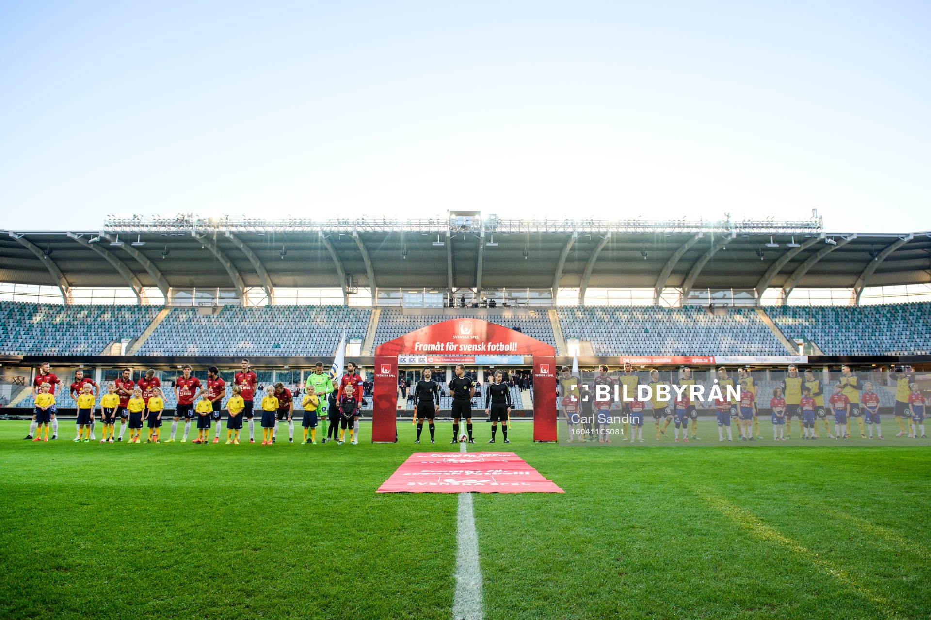 Spelarna står uppställda vid lineup innan fotbollsmatchen