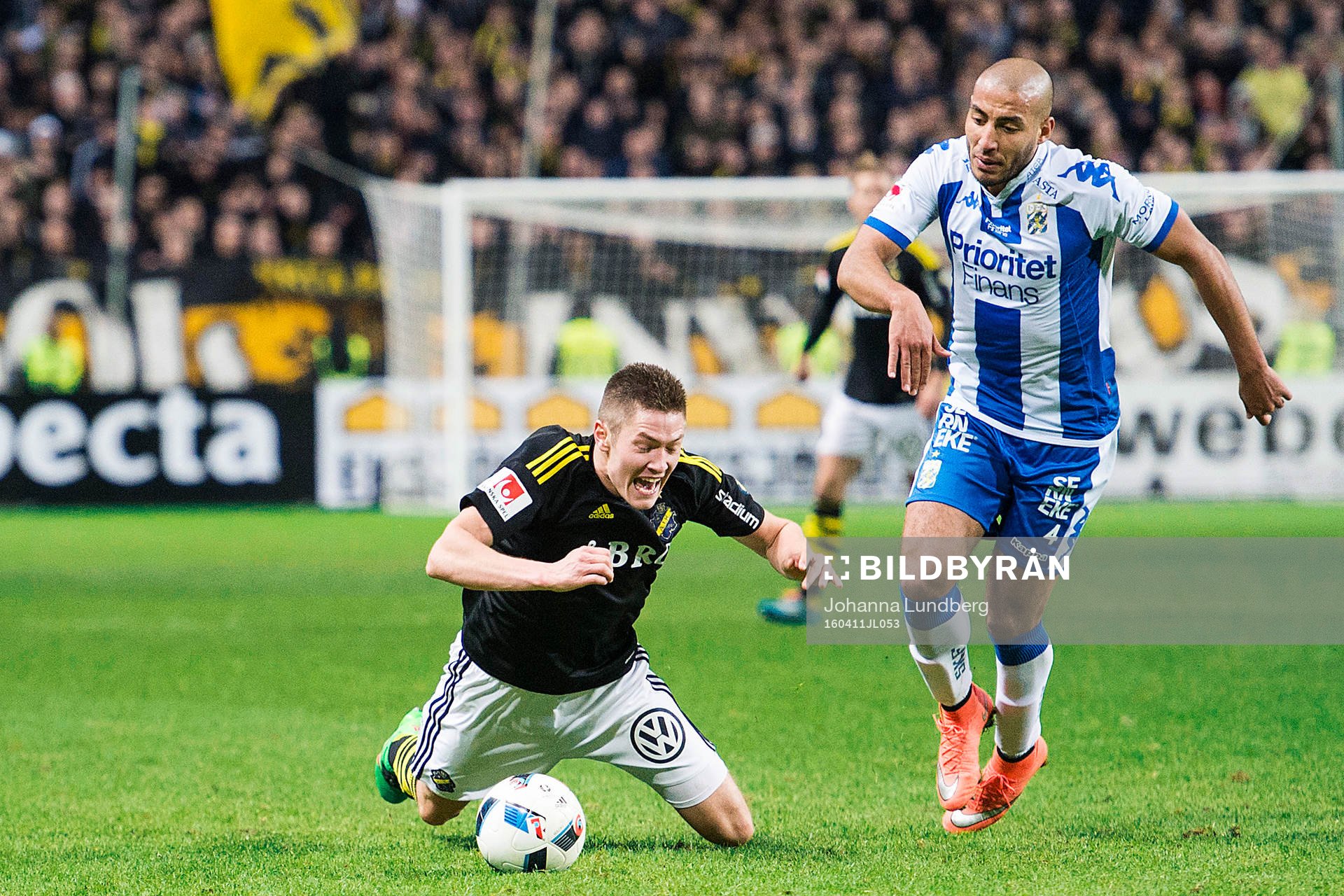 s Haukur Heidar Hauksson faller i en duell med IFK