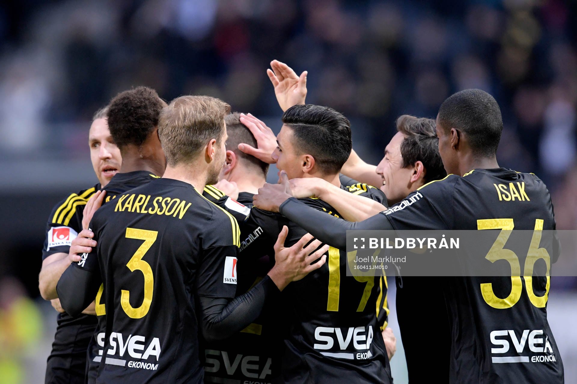 s Haukur Heidar Hauksson jublar med lagkamraterna