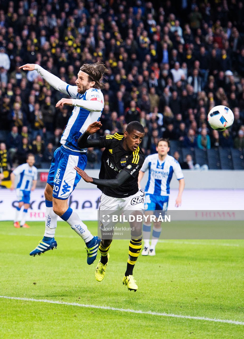 s Alexander Isak kämpar om bollen
